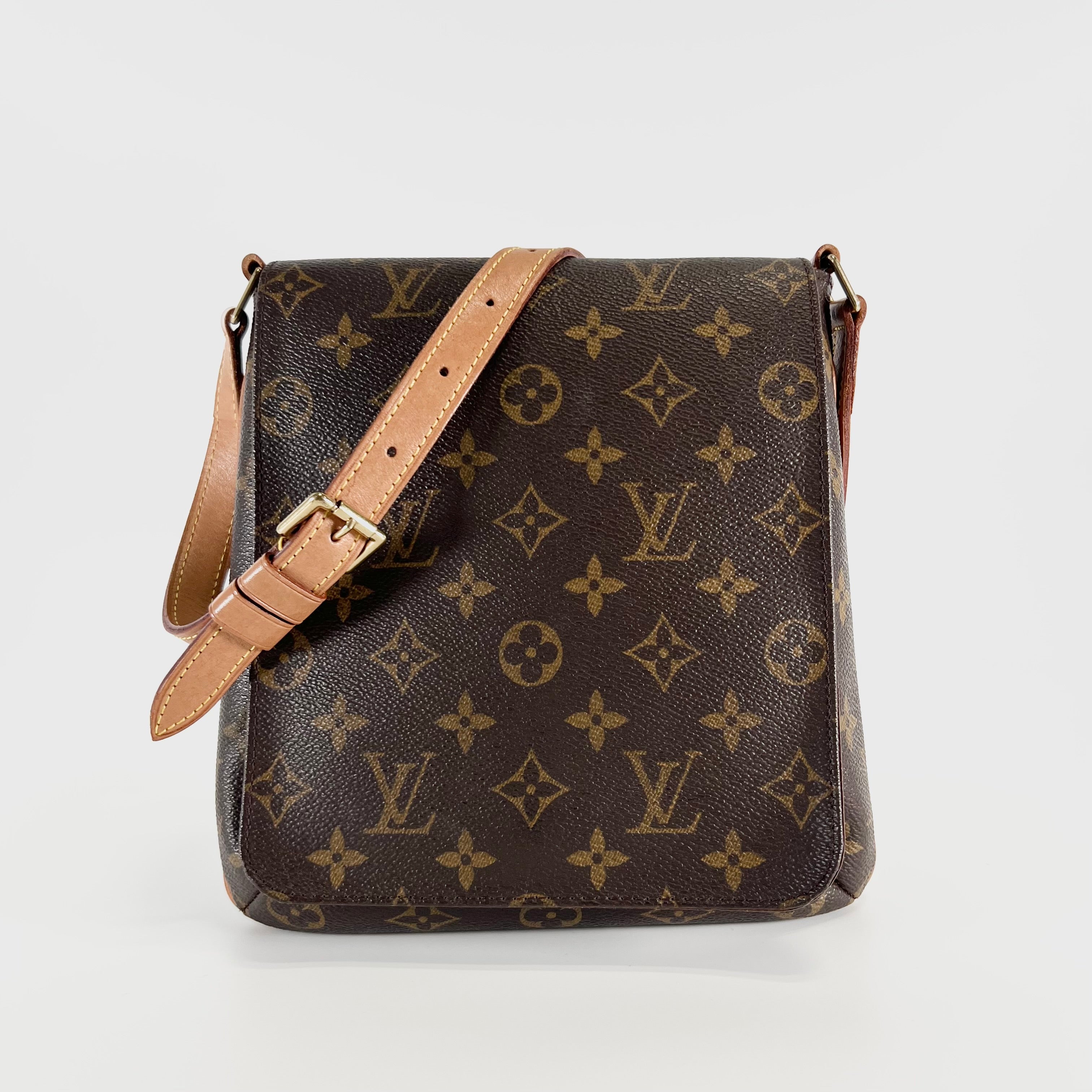 2606 secondhand LV Monogram Musette salsa short