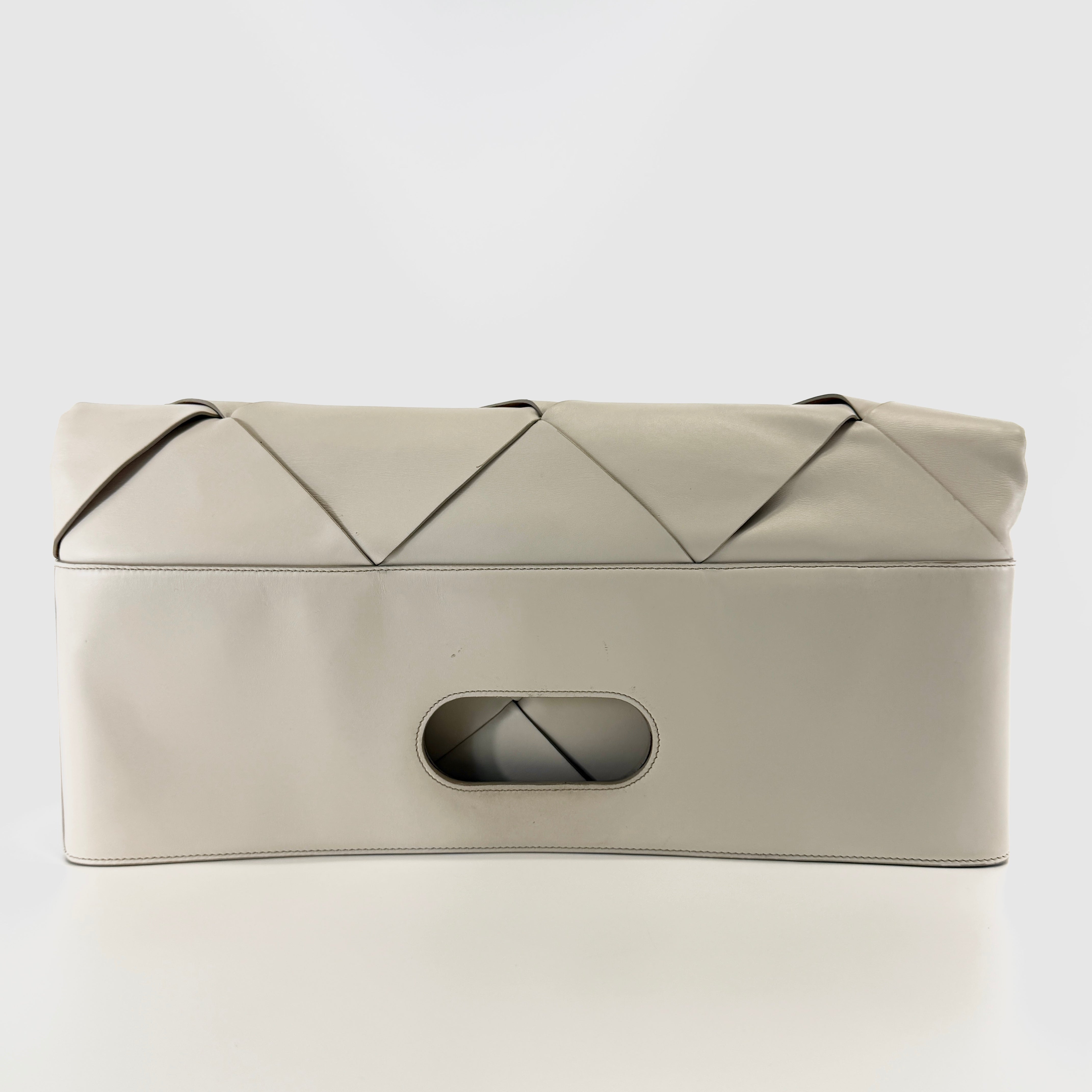 2607 secondhand BOTTEGAVENETA Maxi Intrecciato leather hand bag beige