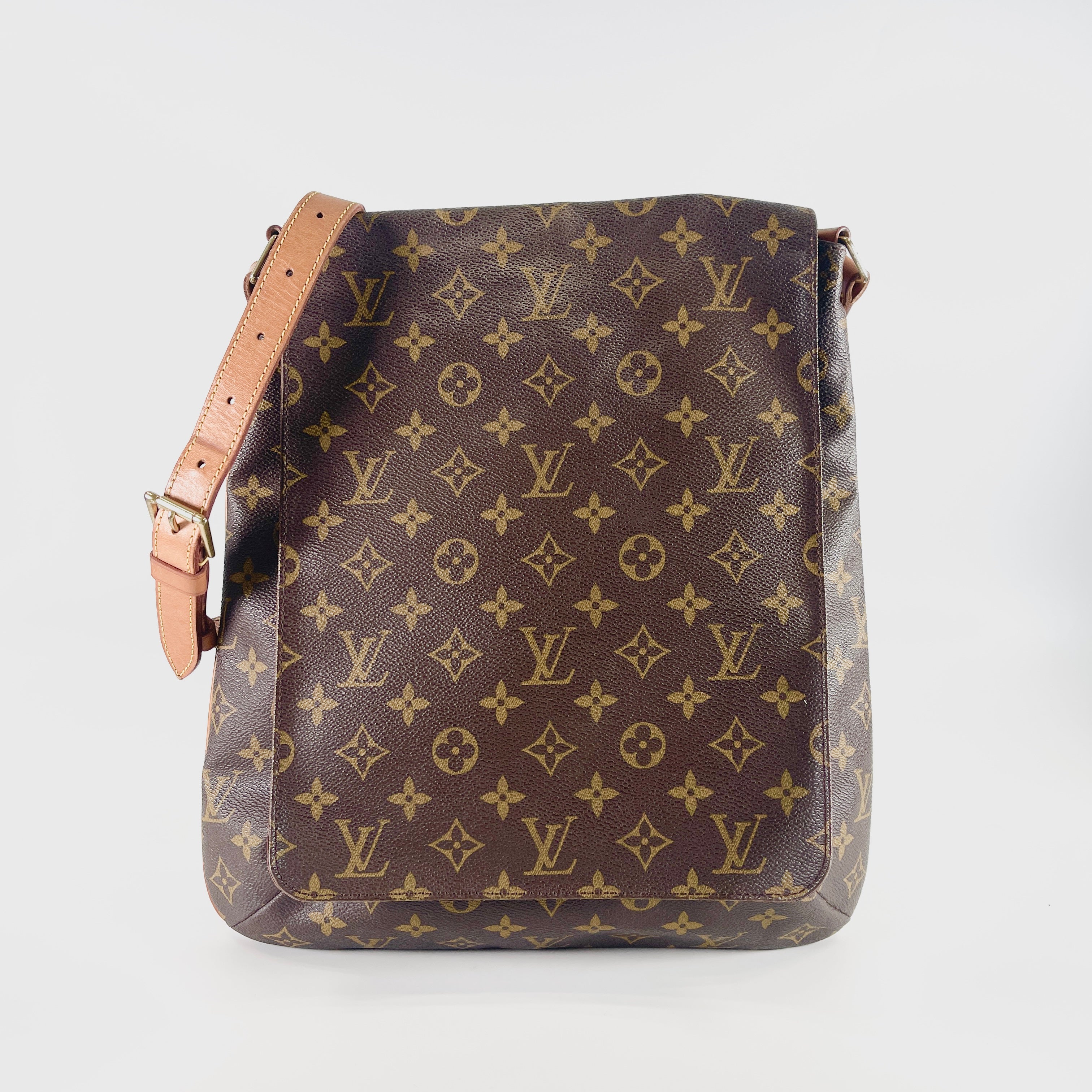 2605 secondhand LV Monogram Musette
