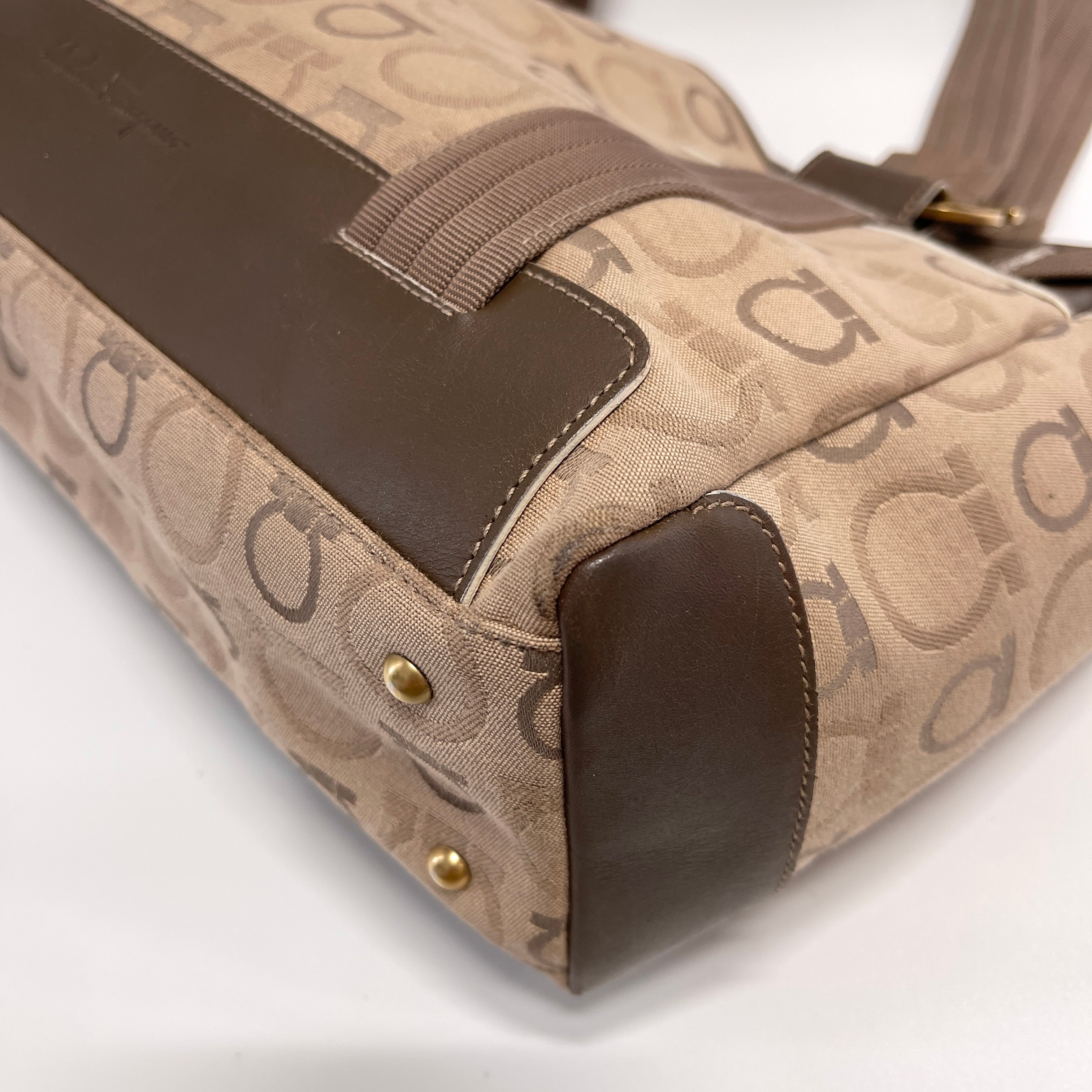 2605 secondhand Ferragamo Gancini hand bag