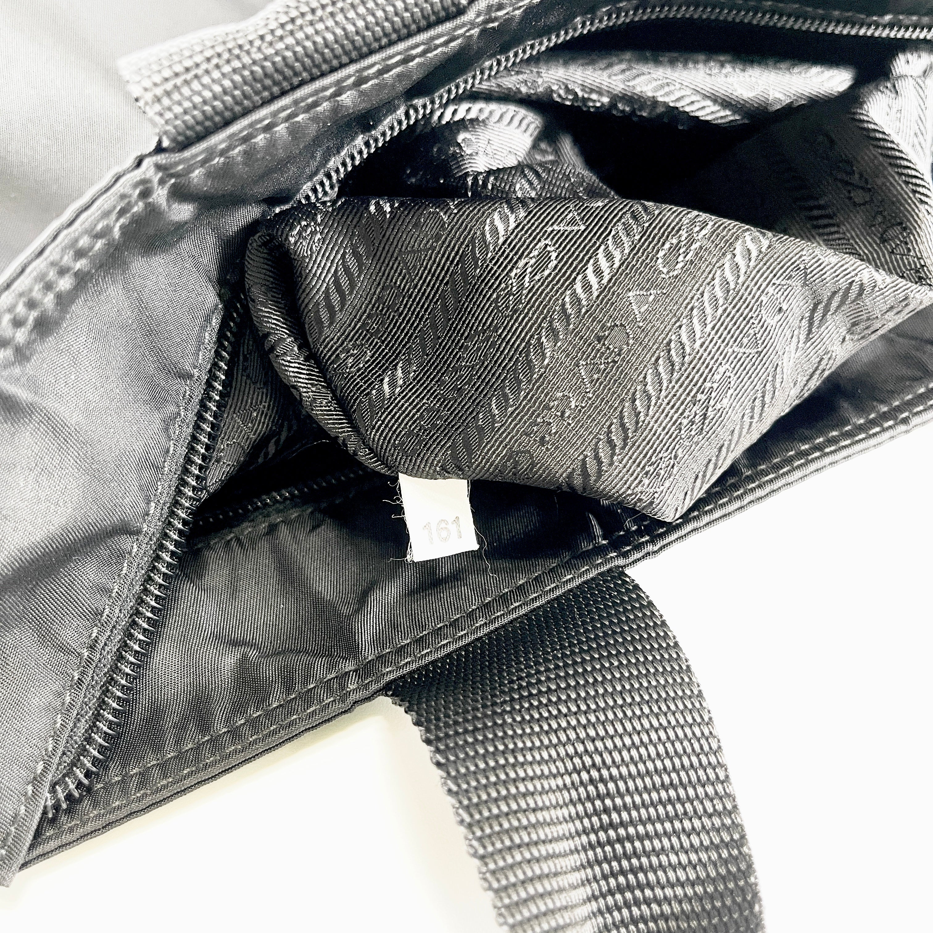 2604 secondhand PRADA hand bag ? logo plate nylon black