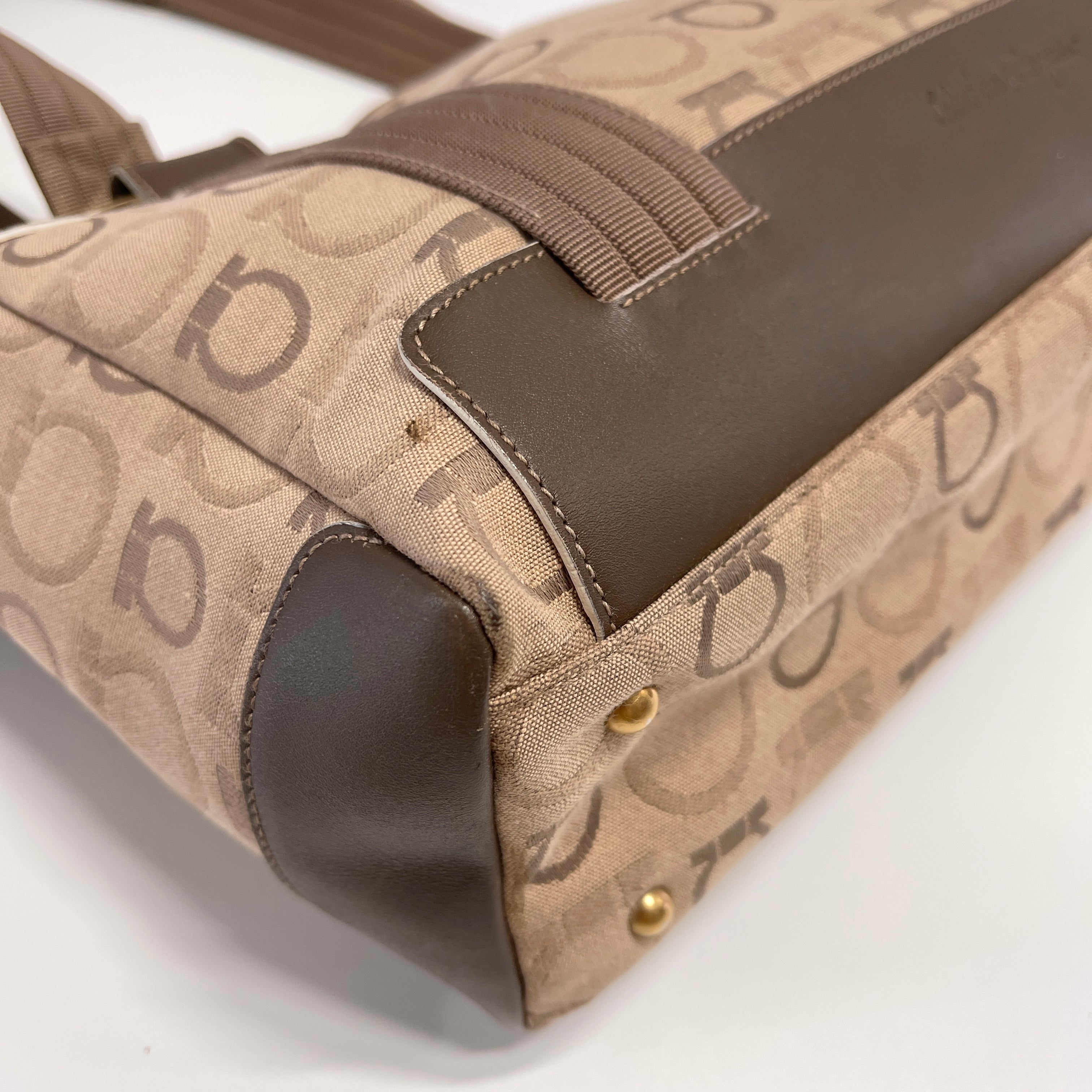 2605 secondhand Ferragamo Gancini hand bag