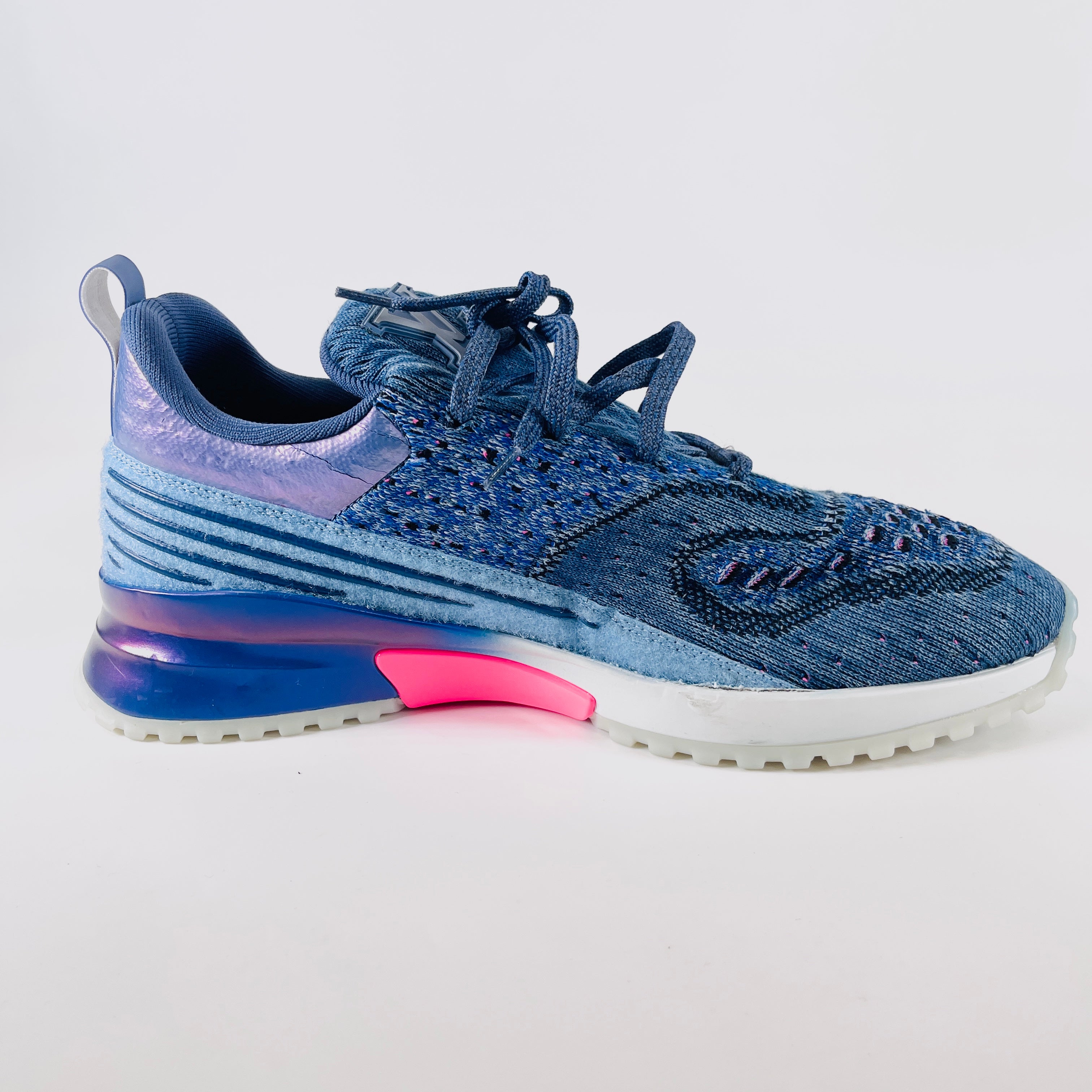 2604 secondhand LV sneakers