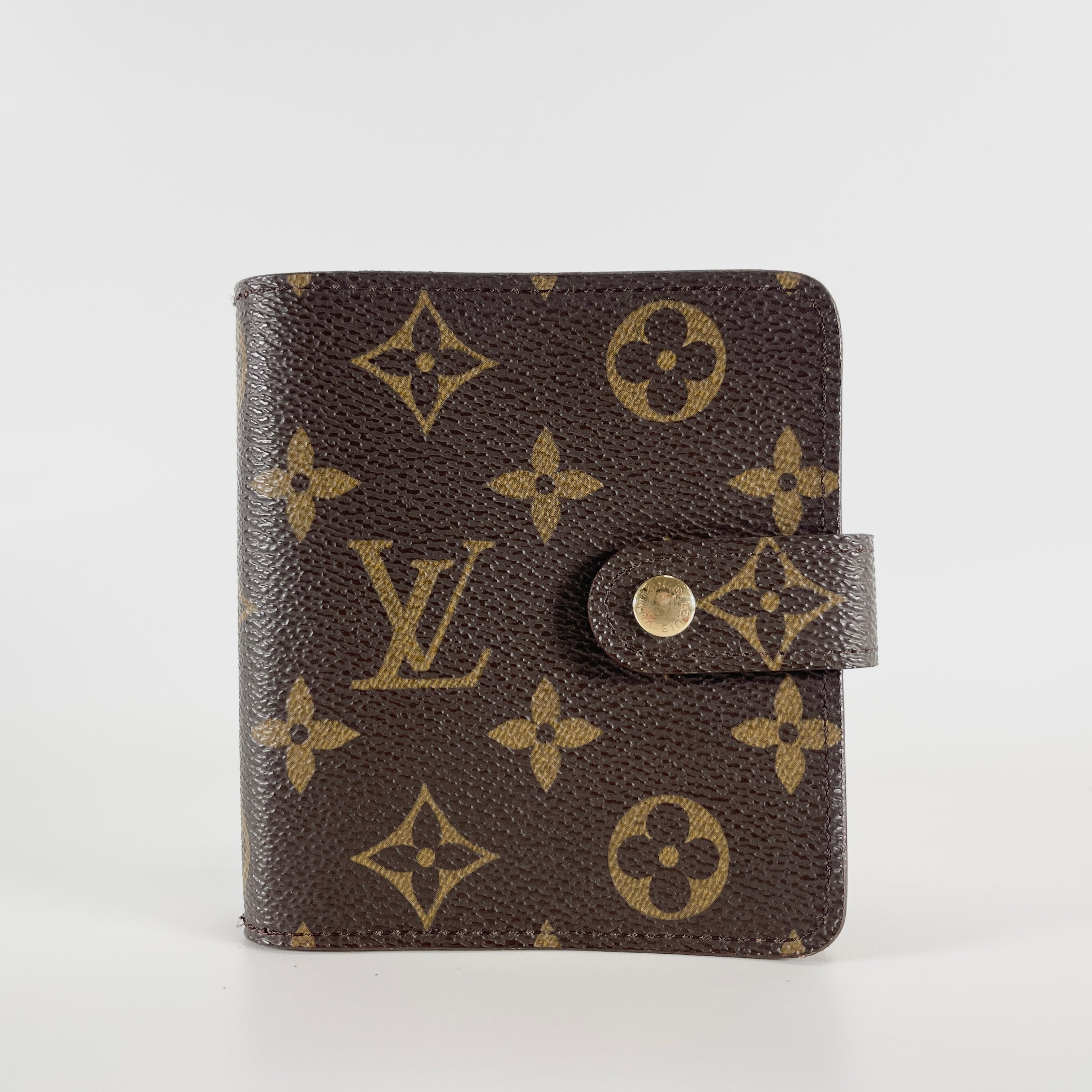 2604 secondhand LV Monogram compact Zip