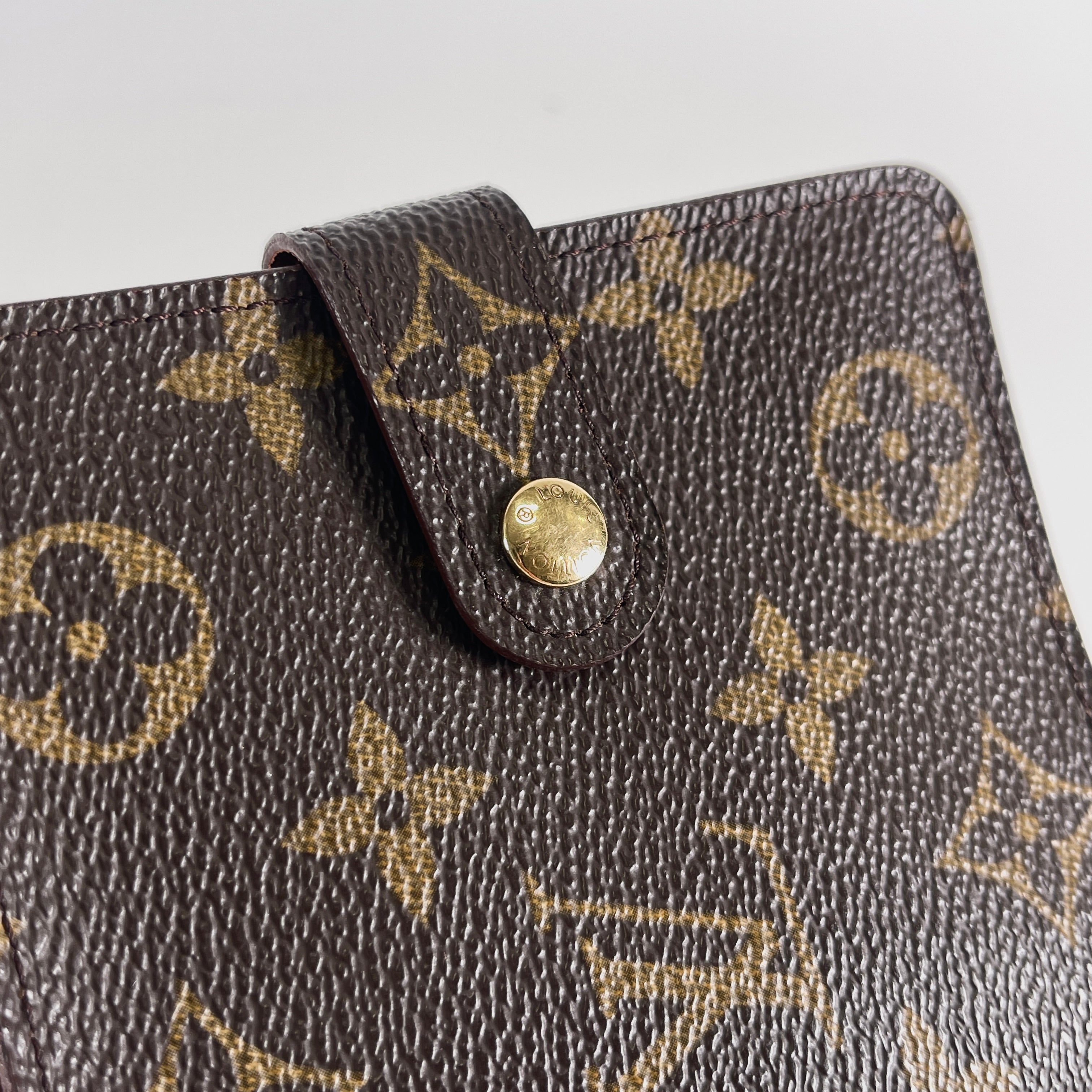 2604 secondhand LV Monogram compact Zip