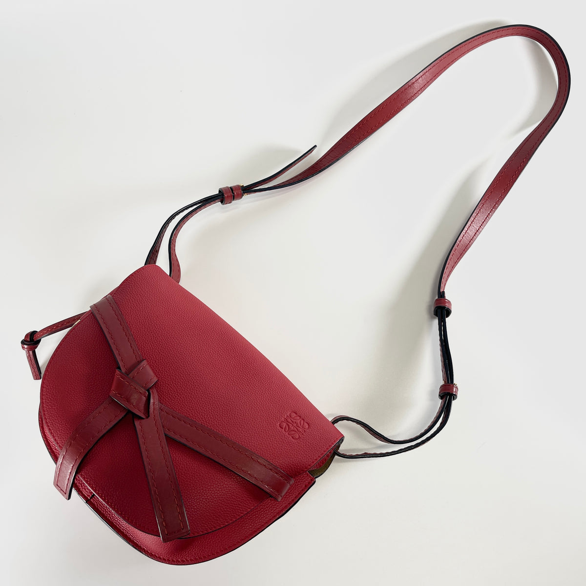 2604 secondhand LOEWE gate shoulder Red