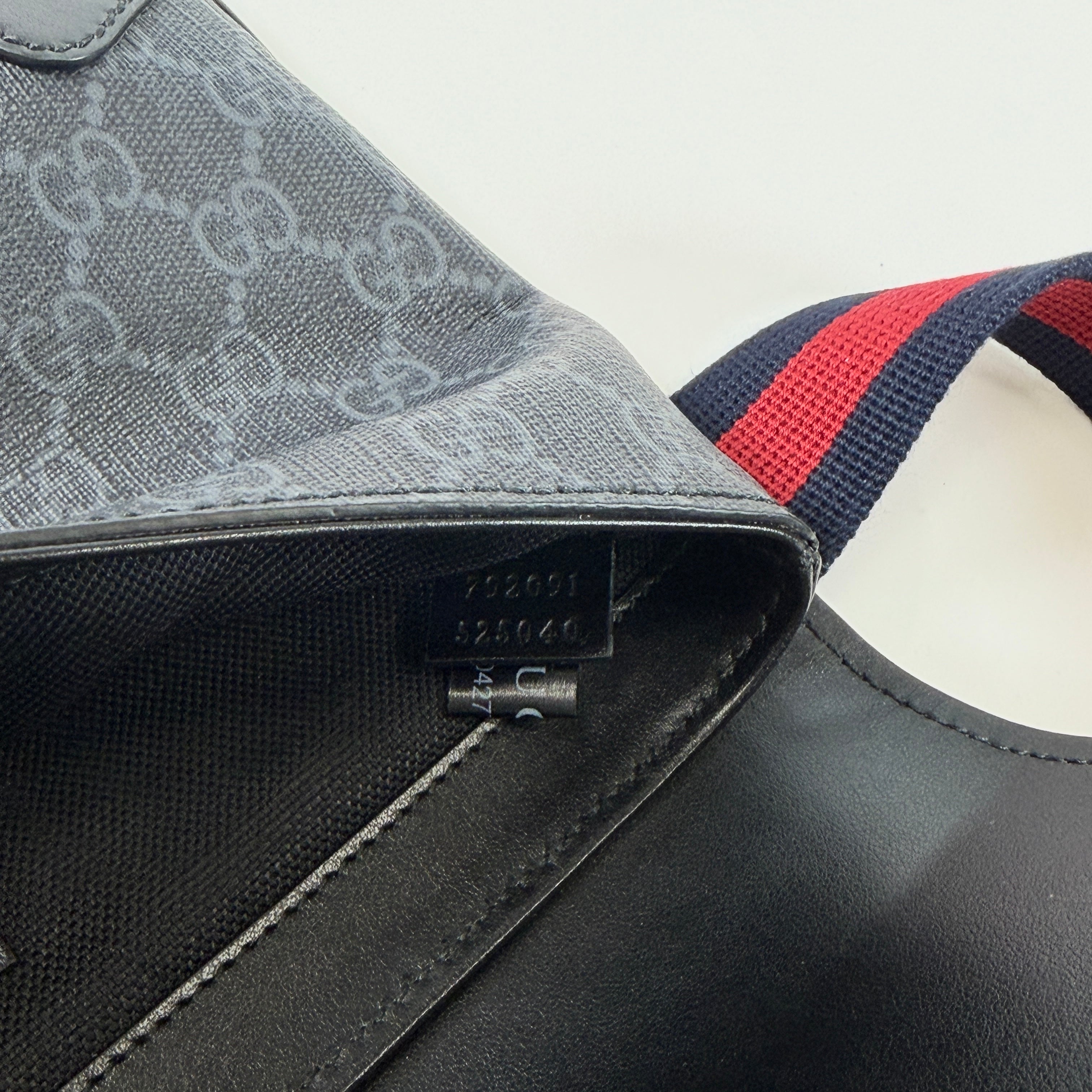 2607 secondhand GUCCI GG Supreme Waist pouch