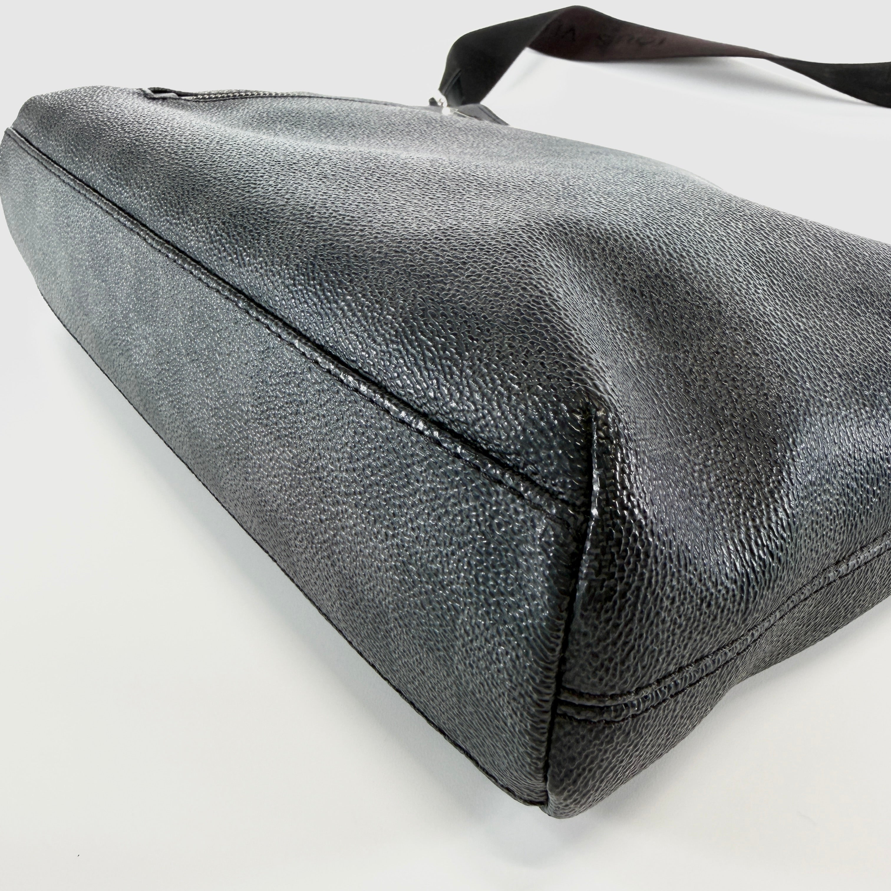 2606 secondhand LV bag / others Mick Graphite