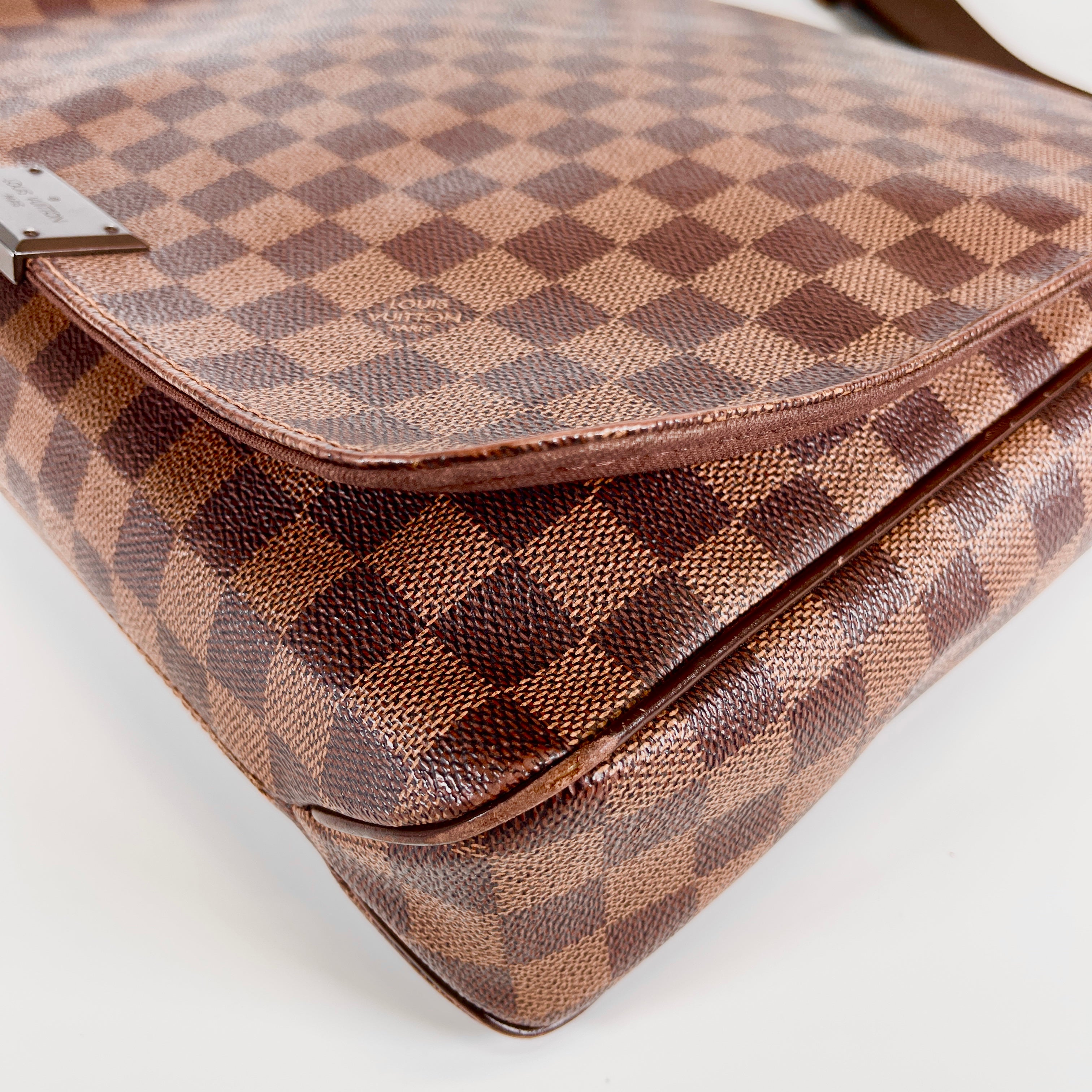2604 secondhand LV Shoulder bag / Crossbody Bag District
