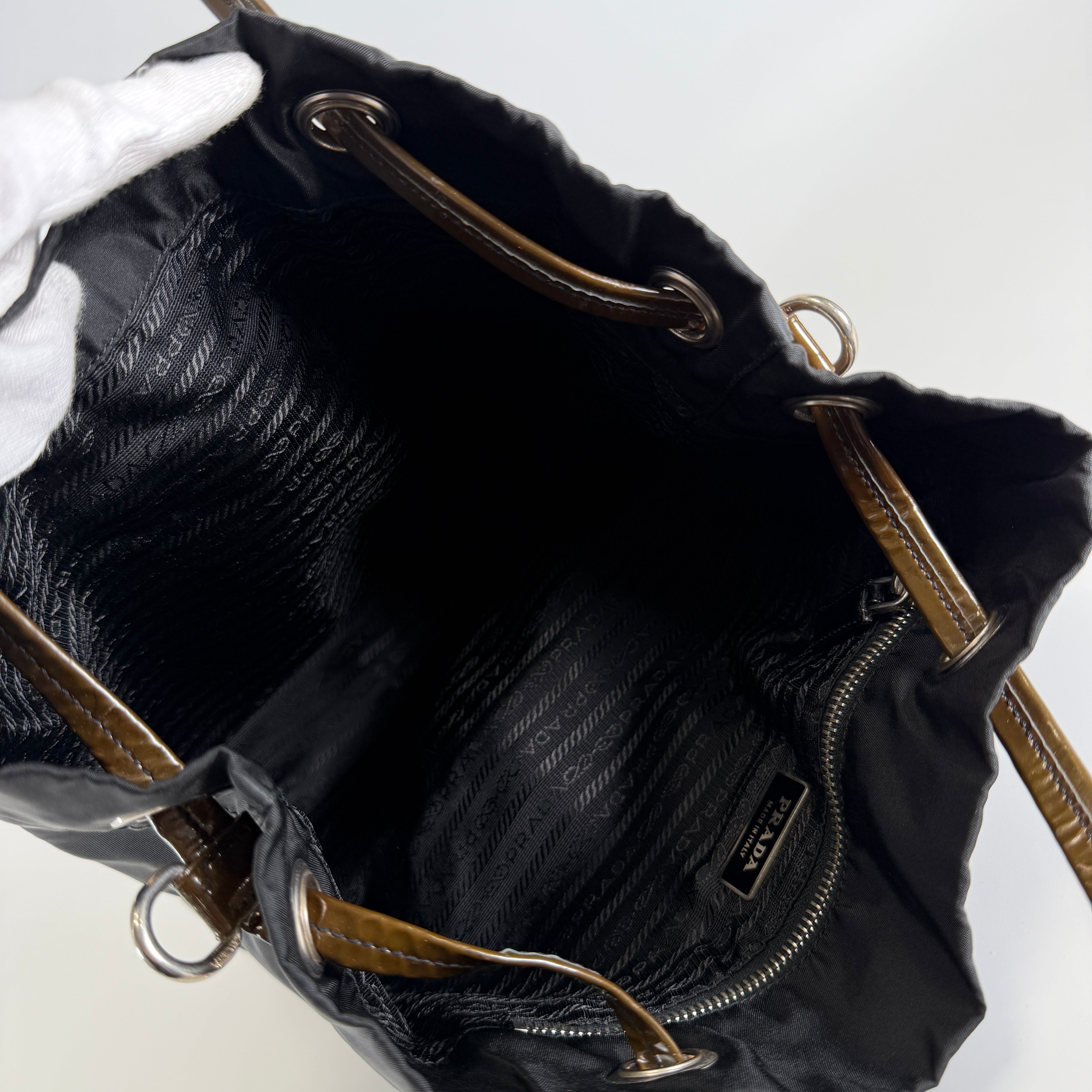 2607 secondhand PRADA Shoulder bag / Crossbody Bag