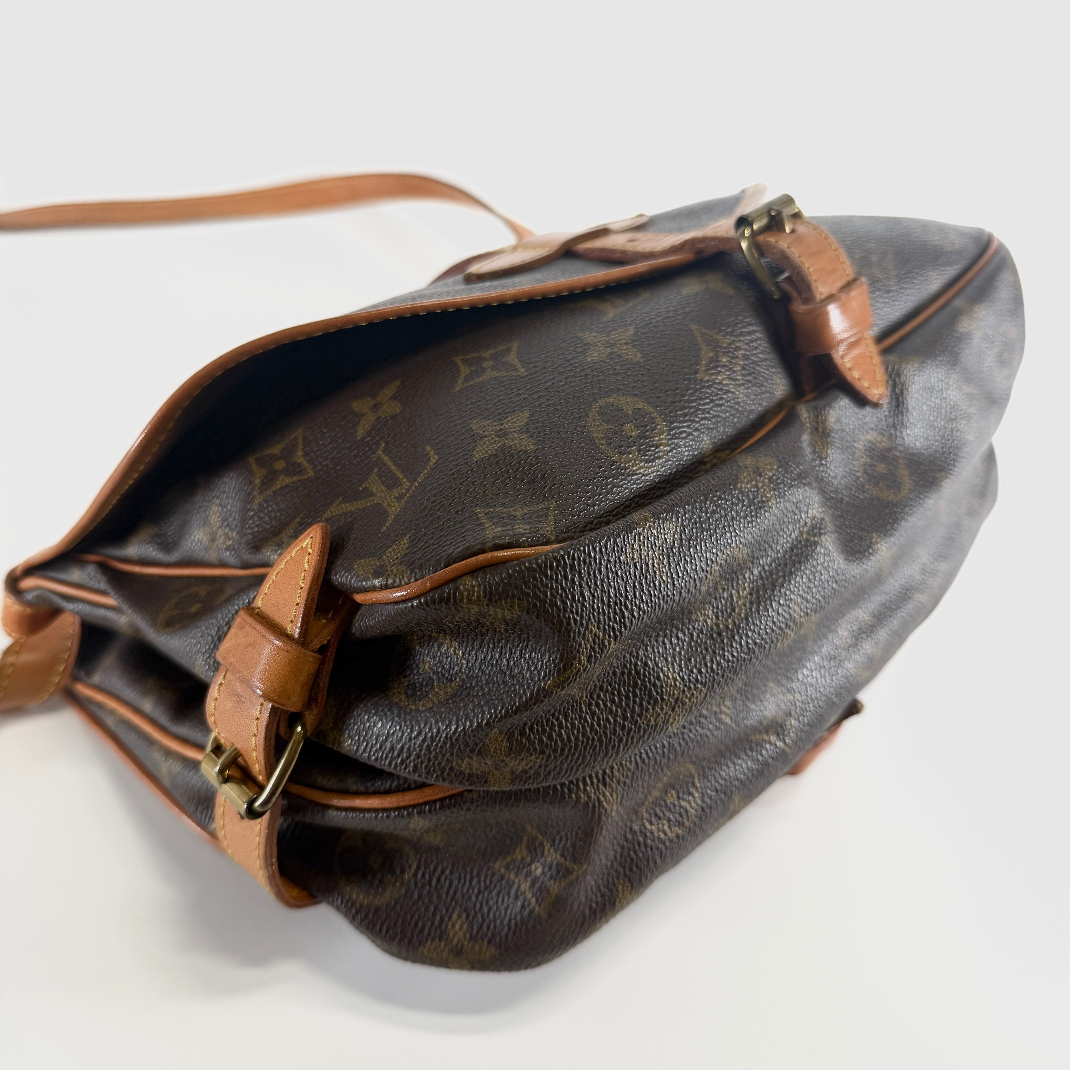 2605 secondhand LV Monogram Saumur 30