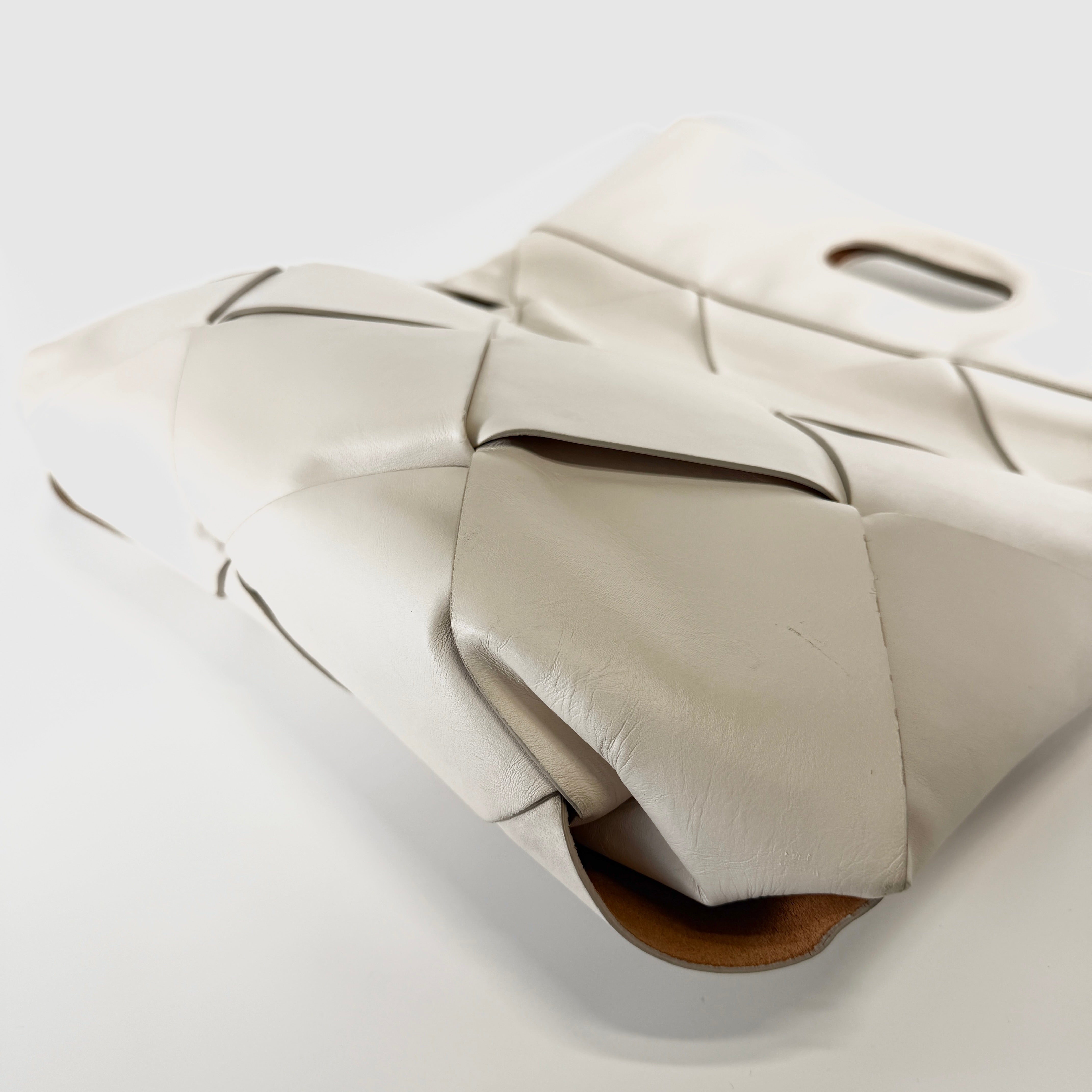 2607 secondhand BOTTEGAVENETA Maxi Intrecciato leather hand bag beige