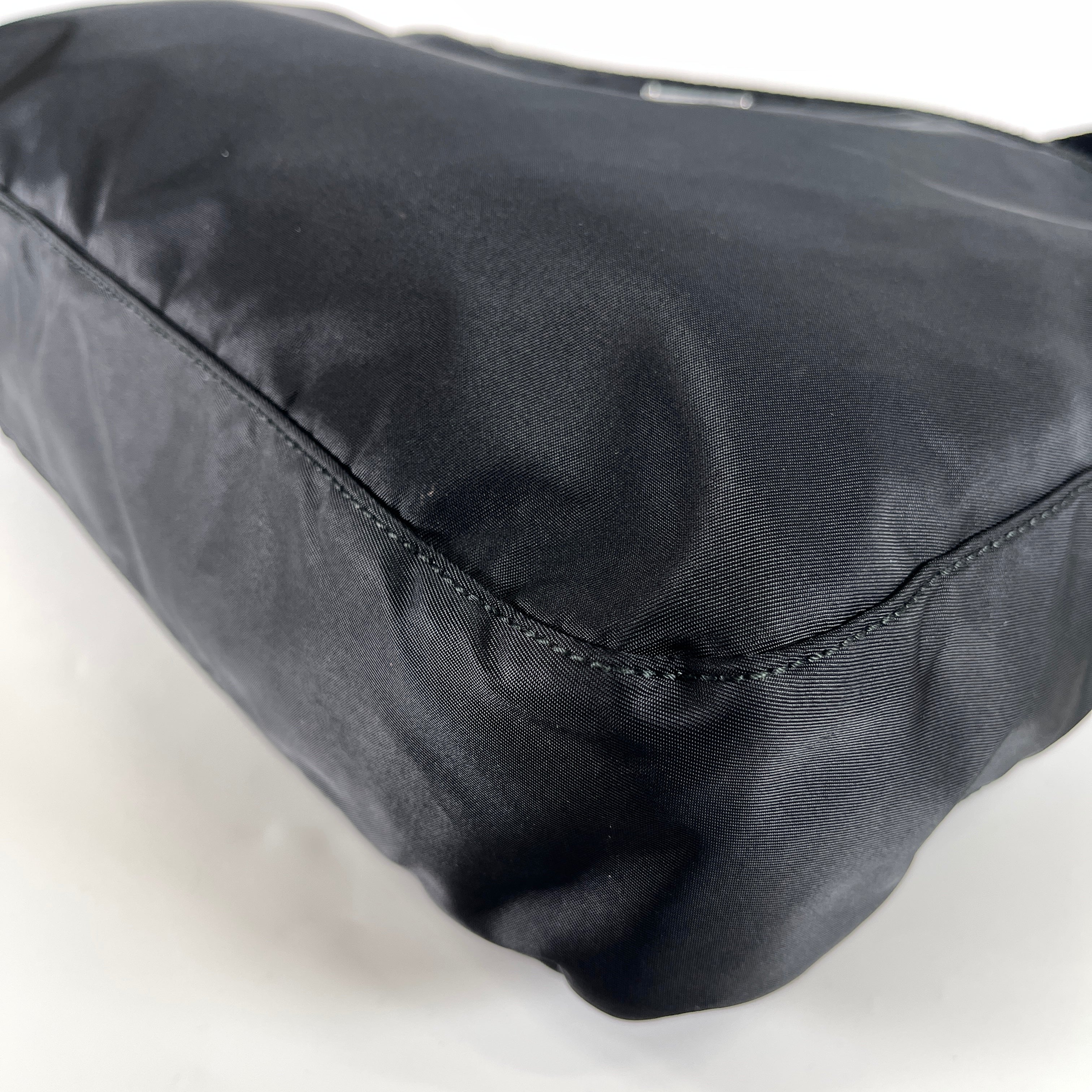 2604 secondhand PRADA shoulder