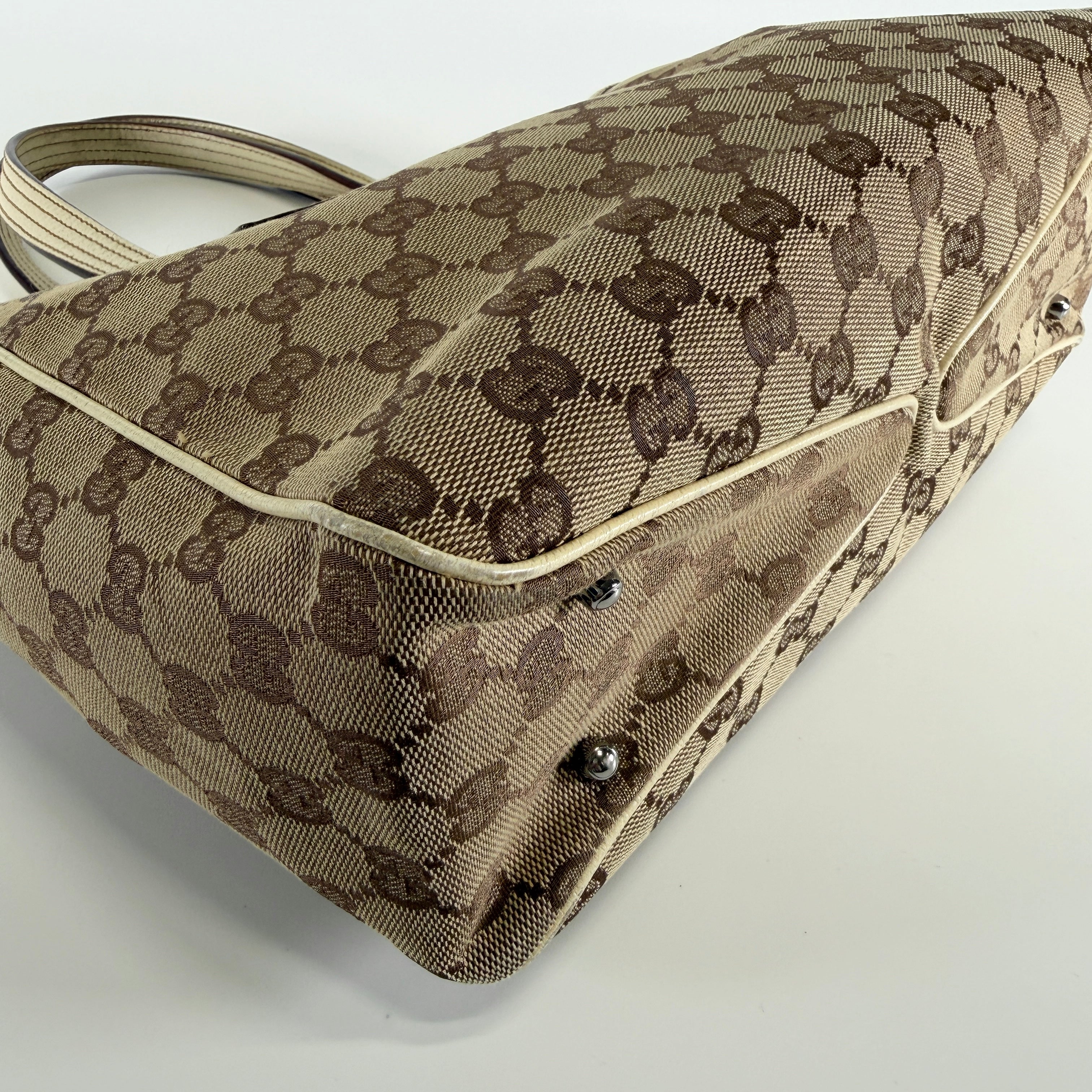2606 secondhand GUCCI GG canvas hand bag