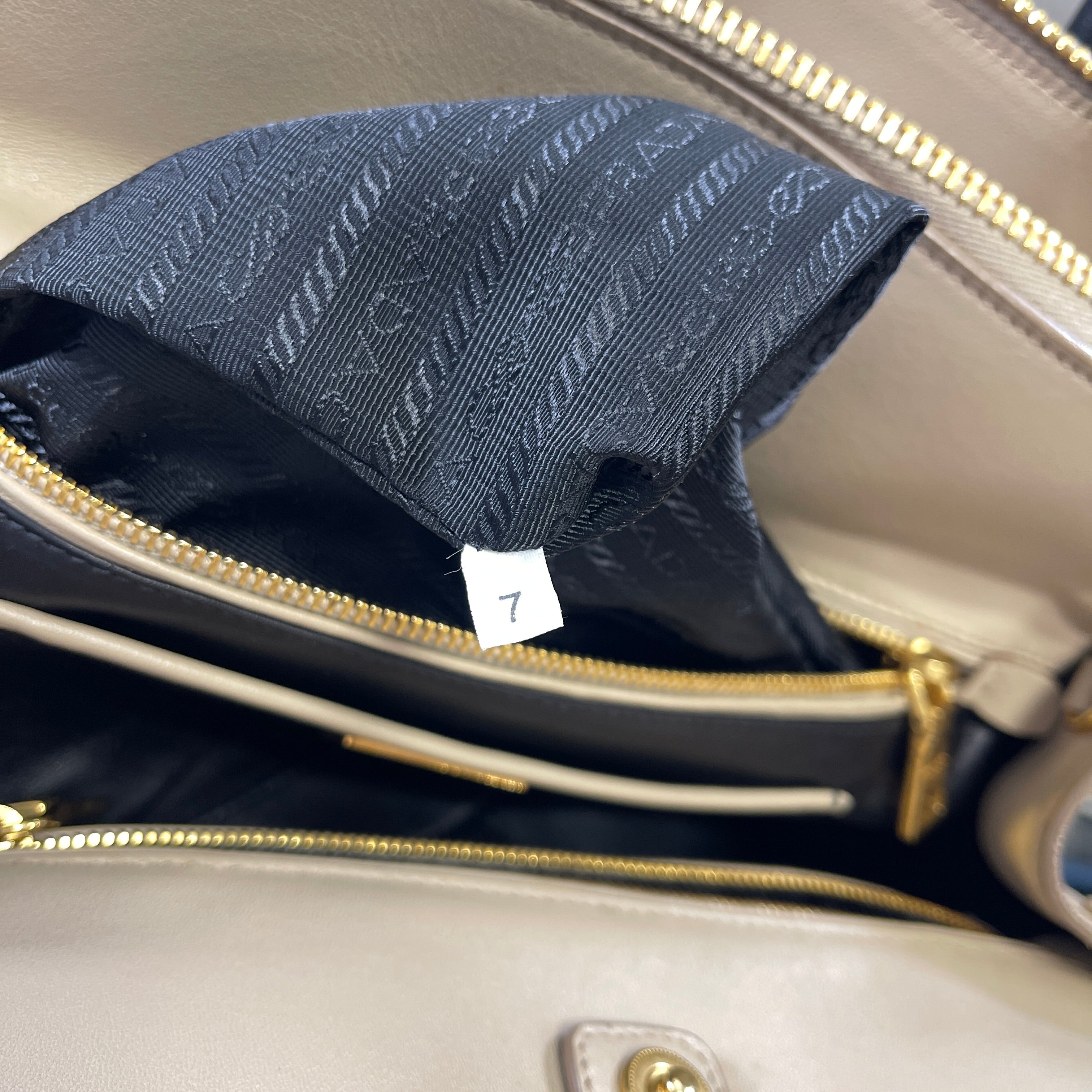 2604 secondhand PRADA B2593C7 hand bag