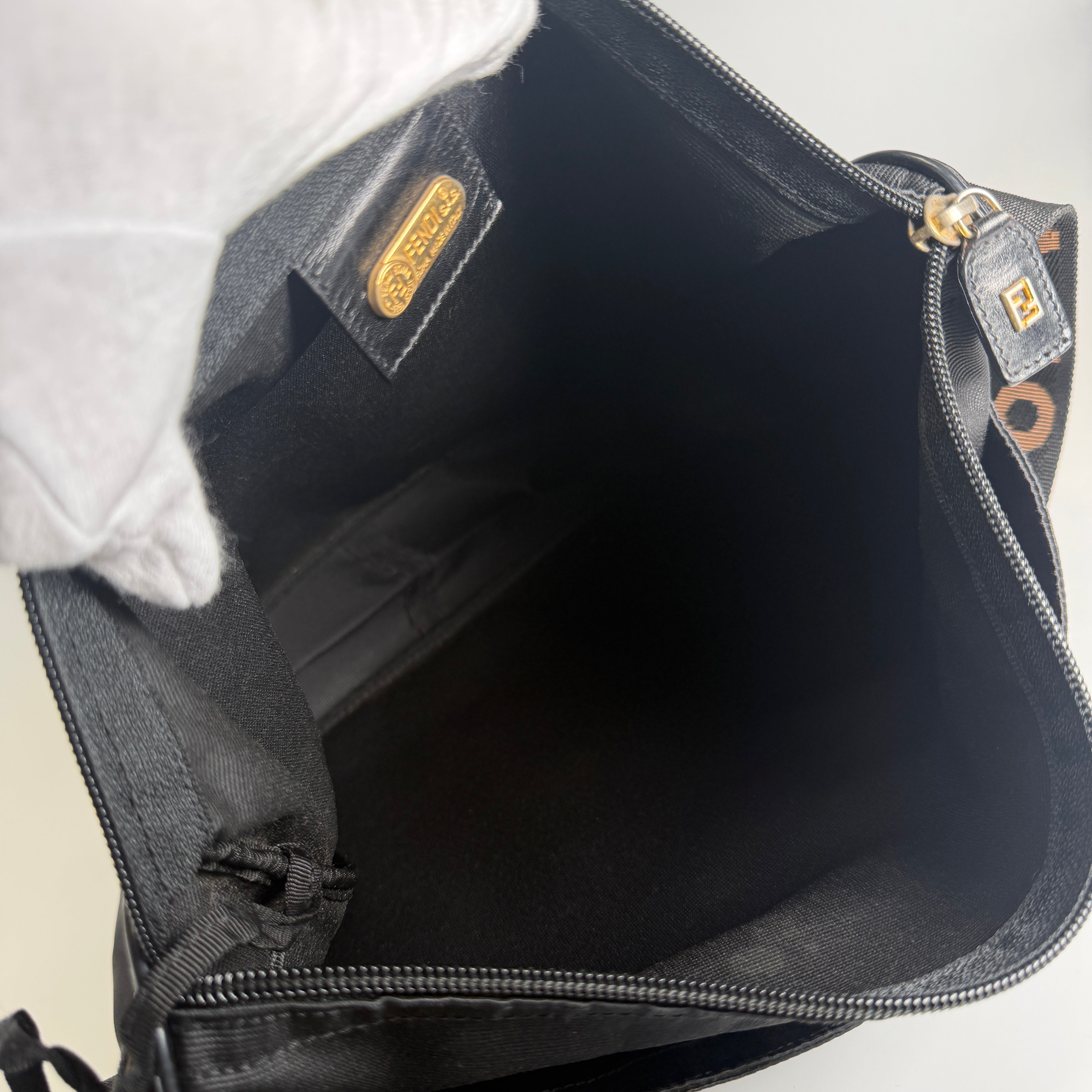 2607 secondhand FENDI pouch With shoulder black