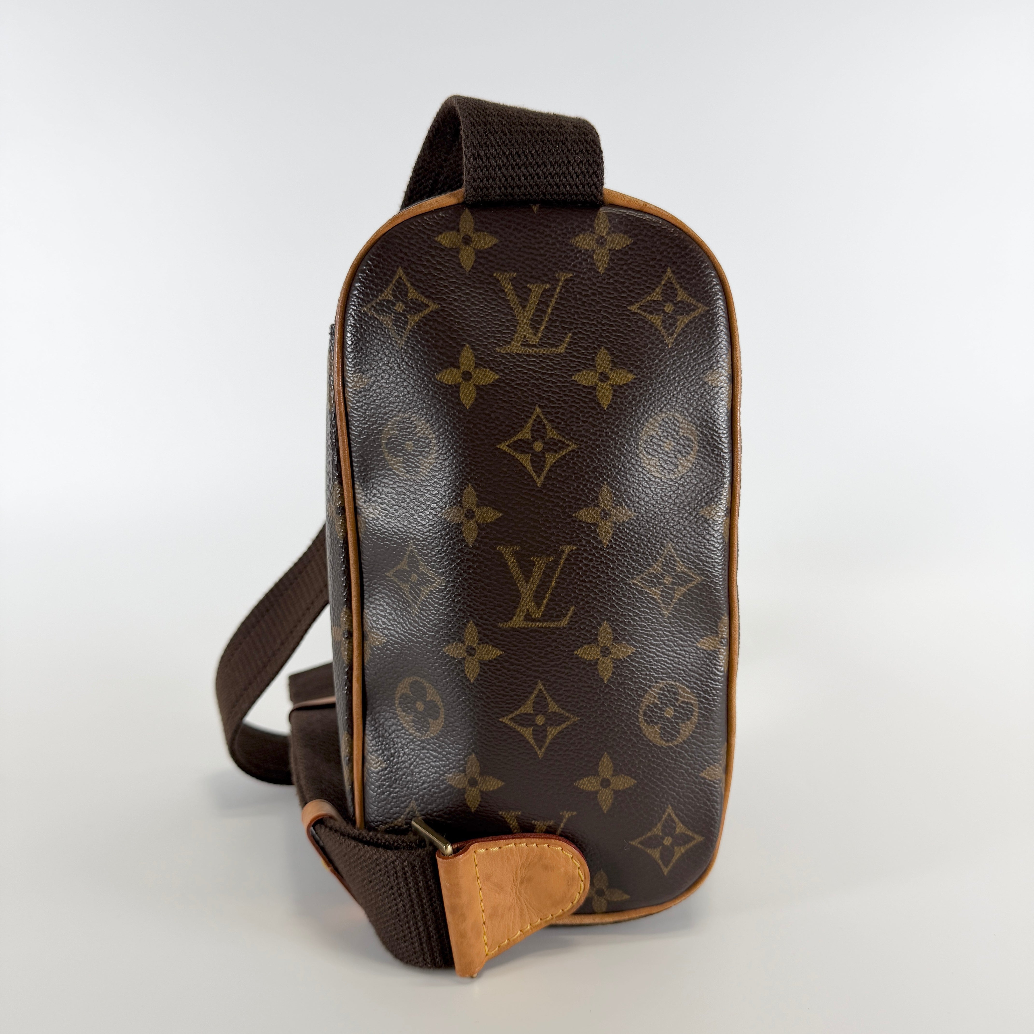 2606 secondhand LV Monogram Pochette Ganju