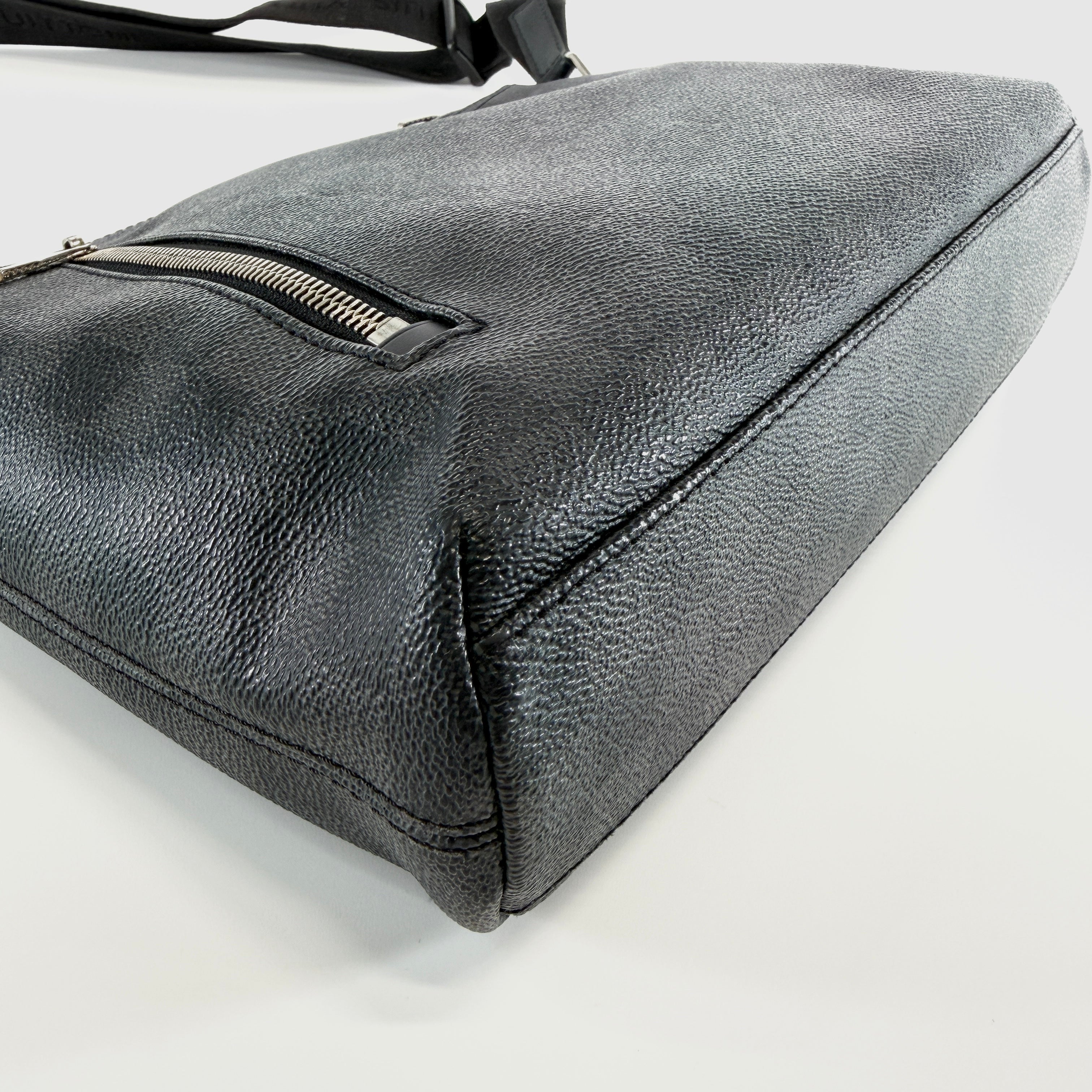 2606 secondhand LV bag / others Mick Graphite