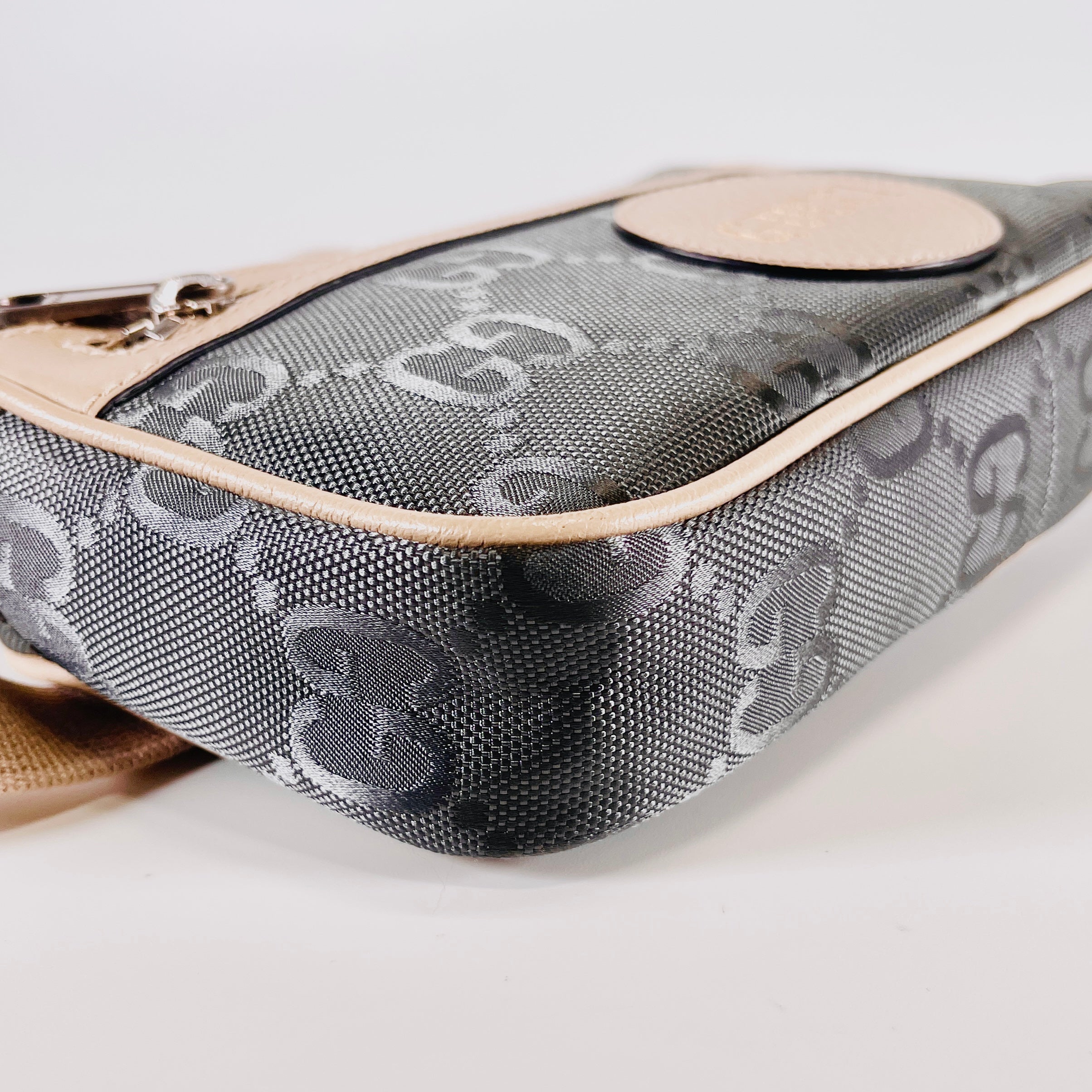 2604 secondhand GUCCI Off the Grid Belt Bag