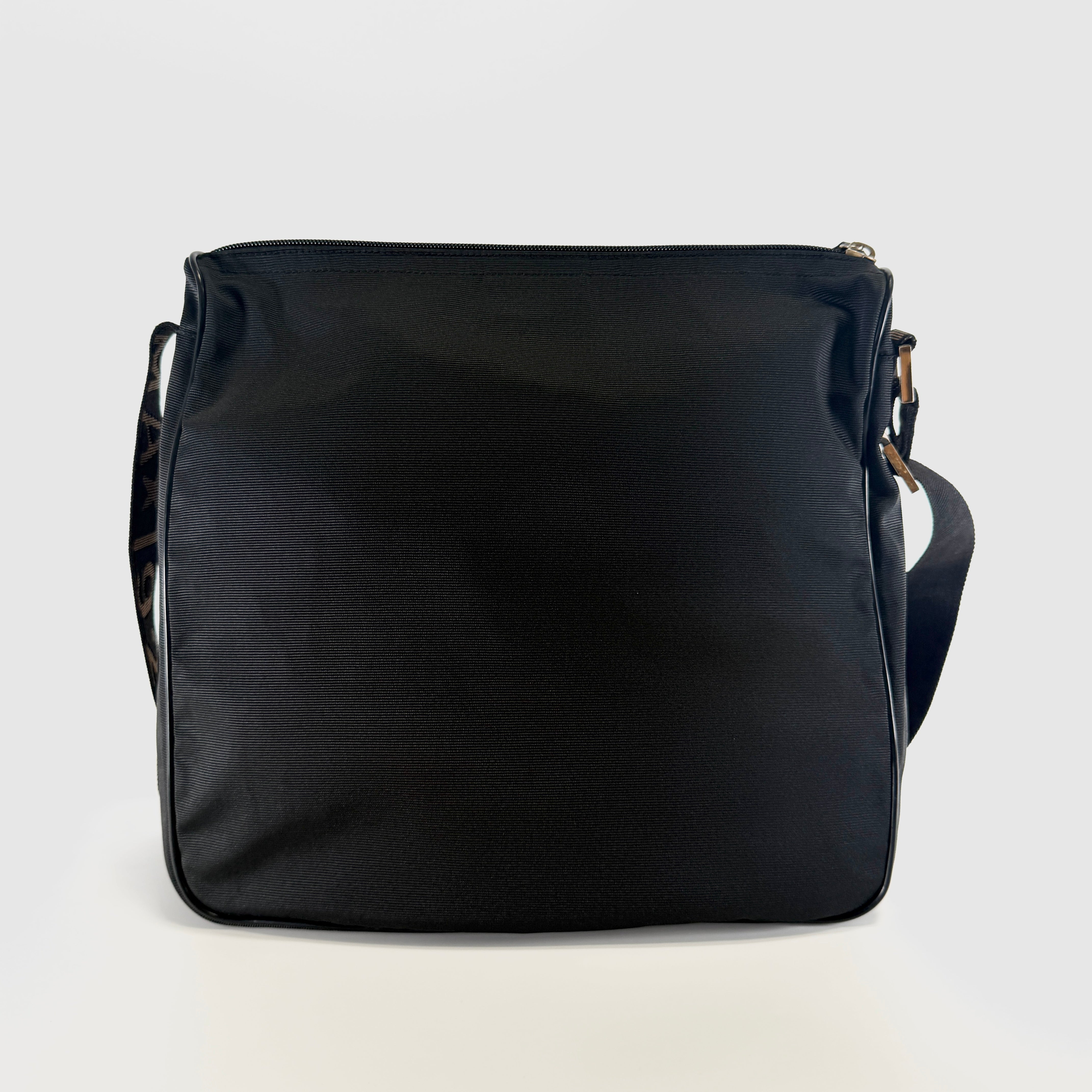 2607 secondhand FENDI pouch With shoulder black