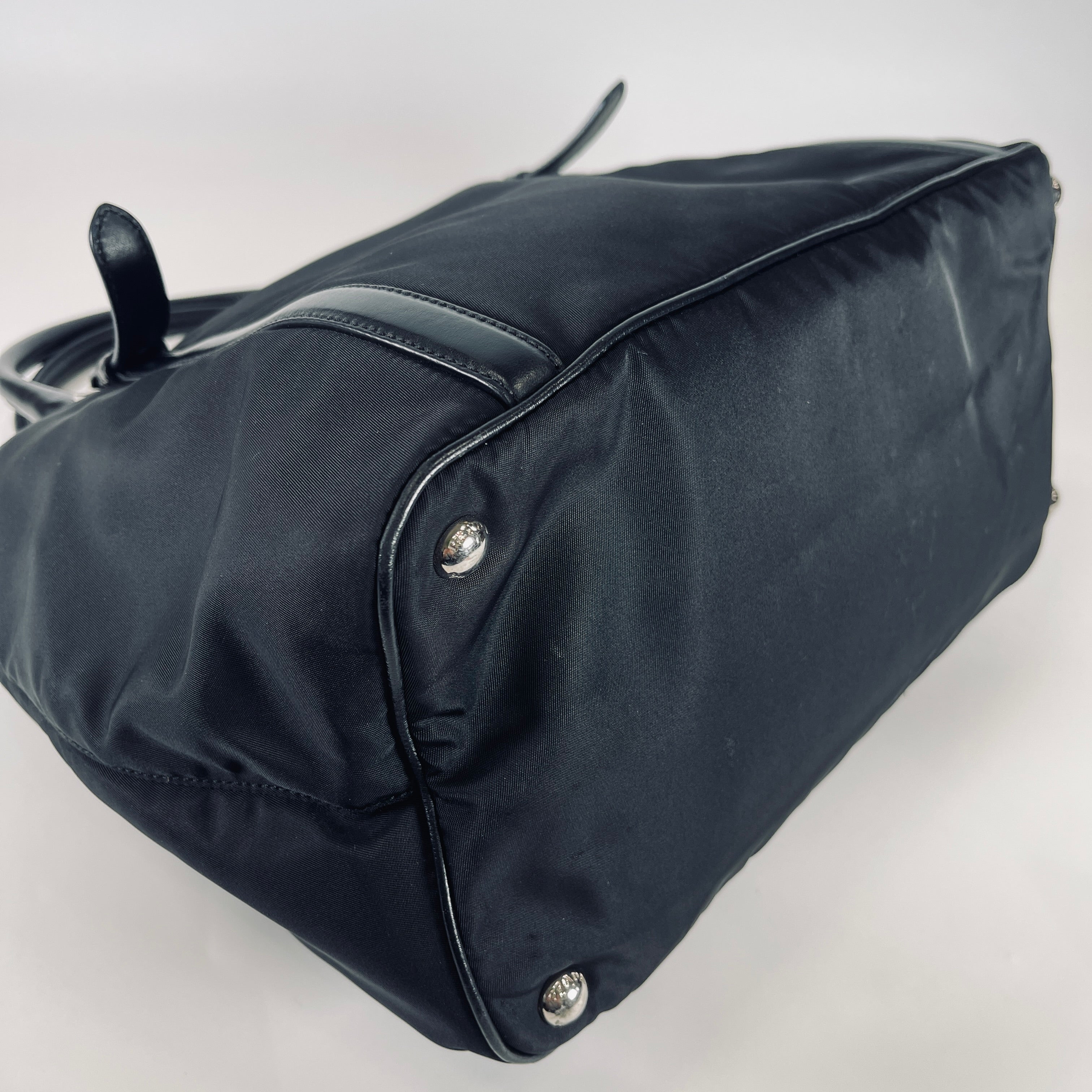 2605 secondhand PRADA hand bag