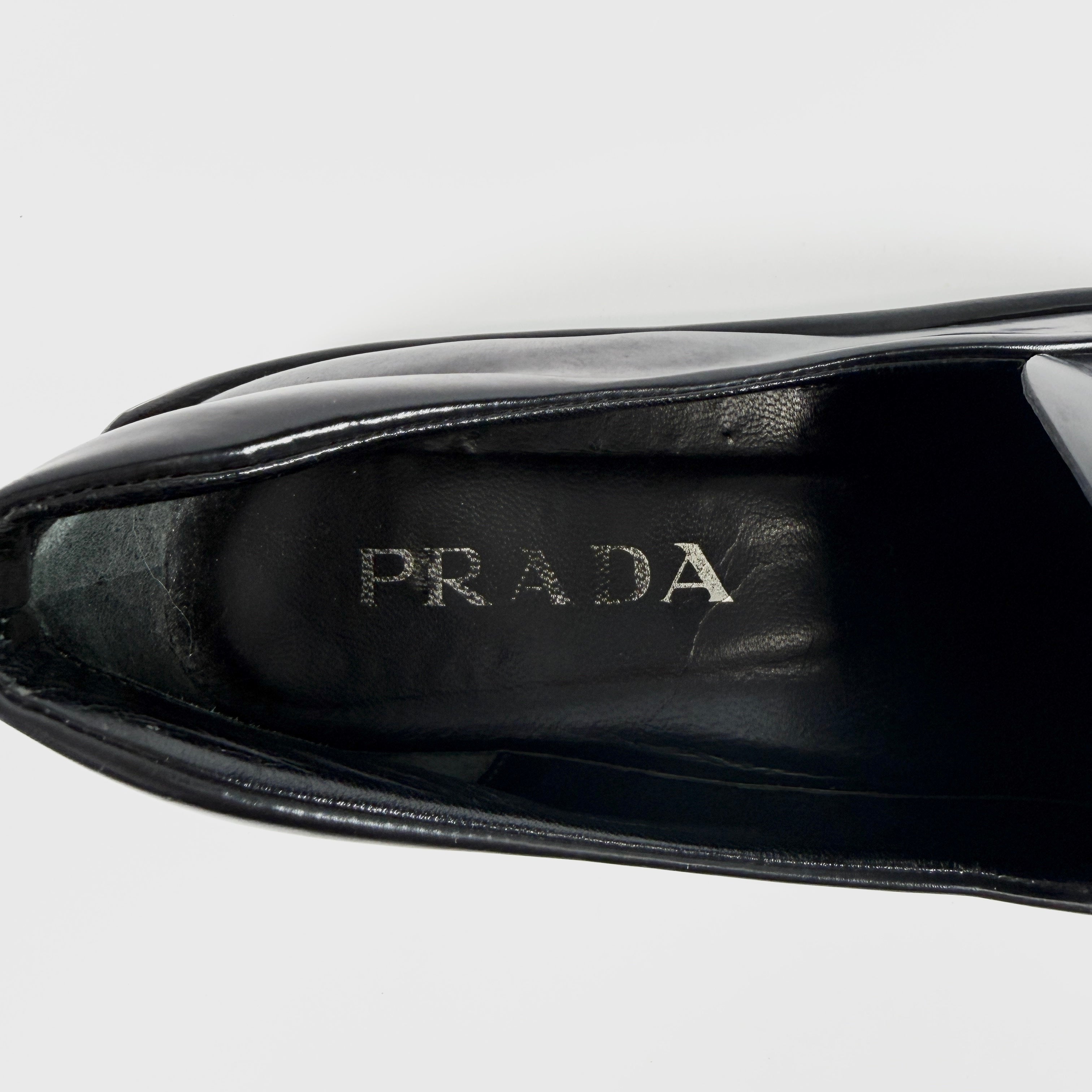 2606 secondhand PRADA leather shoes / Loafers