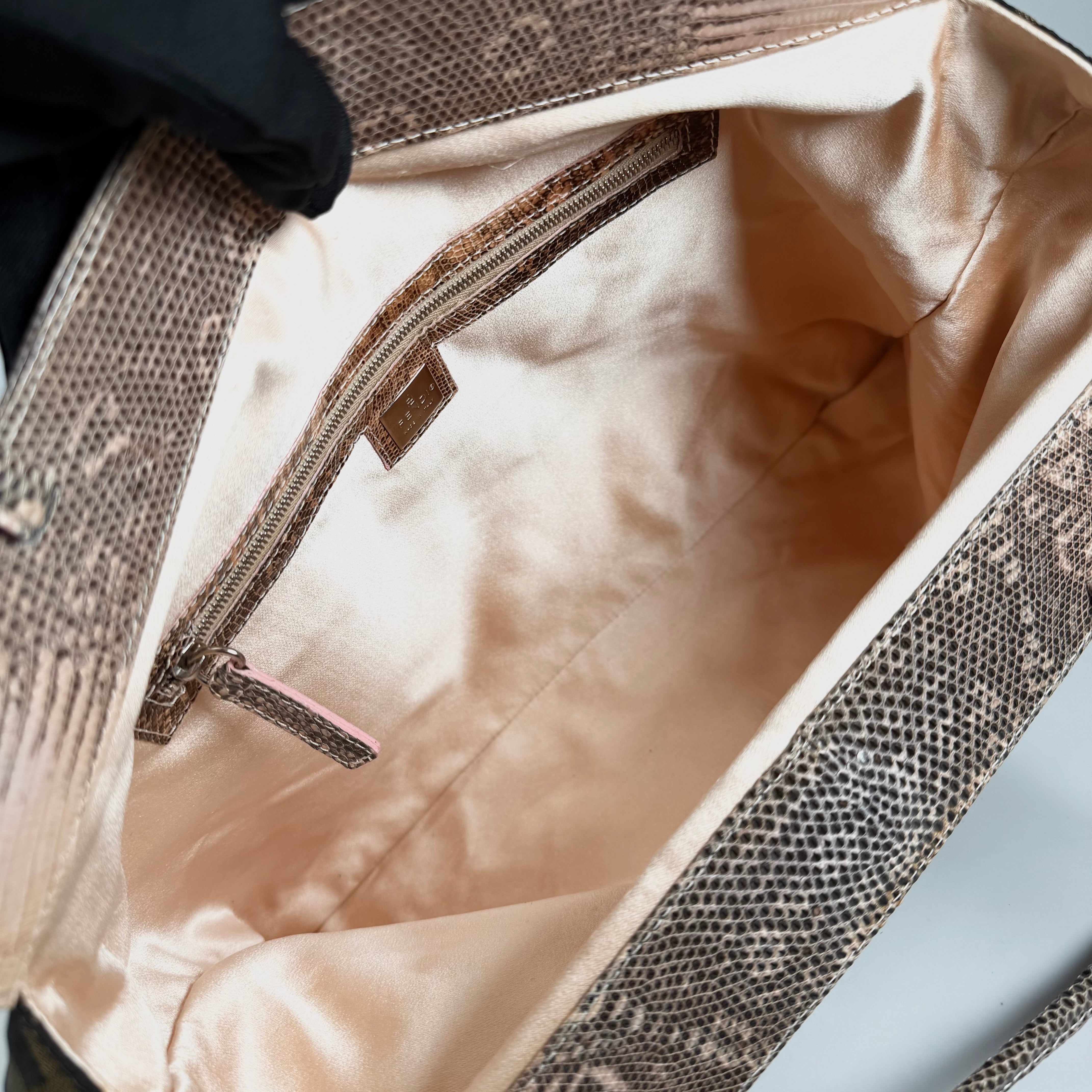 2608 secondhand FENDI hand bag