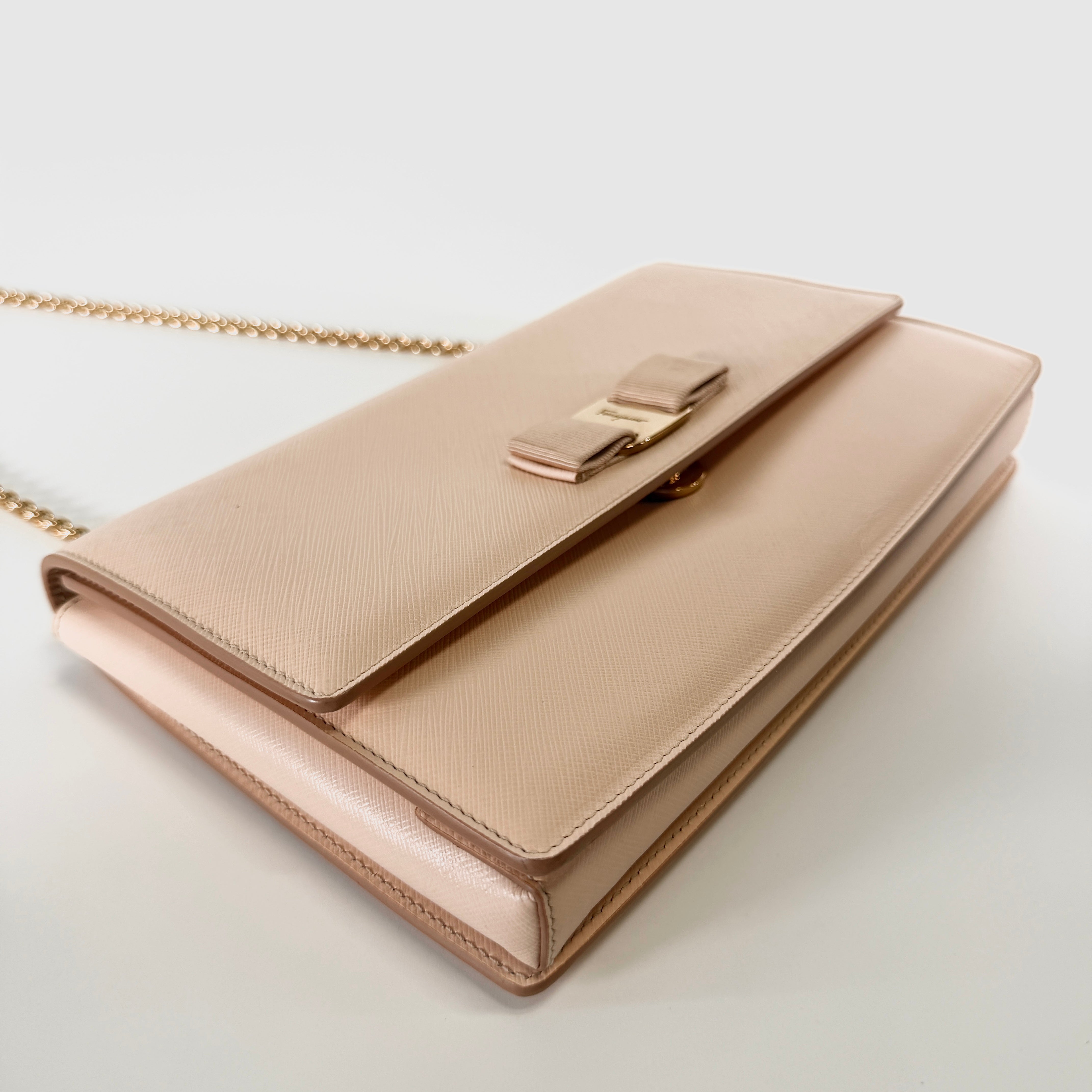 2607 secondhand Ferragamo Vara Ribbon leather Chain Shoulder Bag beige