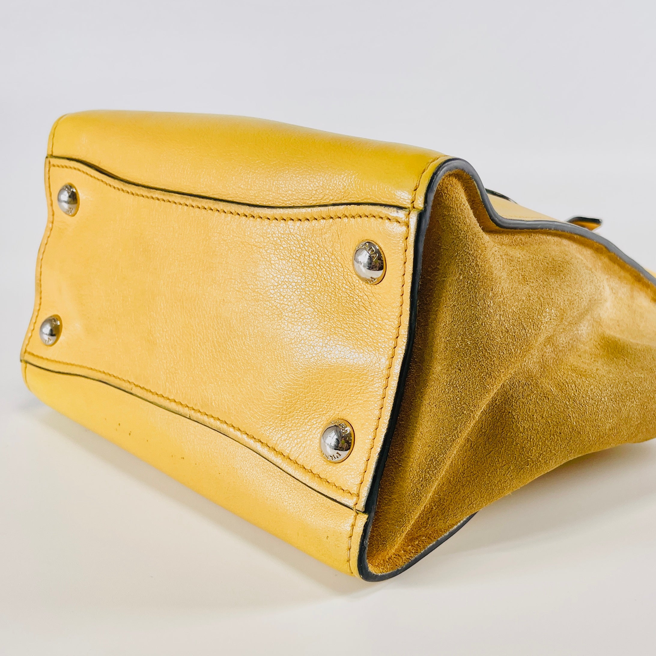 2605 secondhand PRADA leather hand bag yellow Poignier