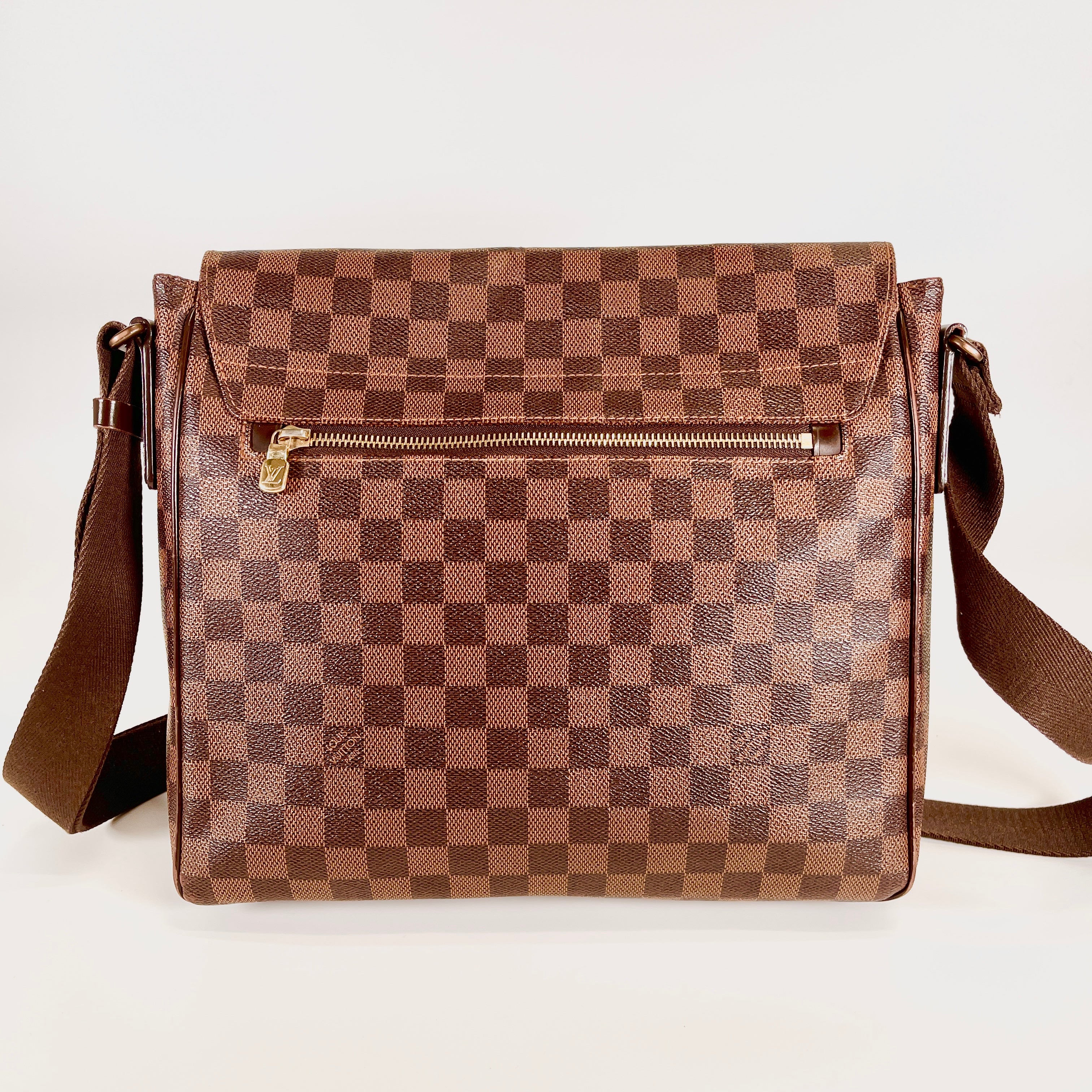 2604 secondhand LV Shoulder bag / Crossbody Bag District