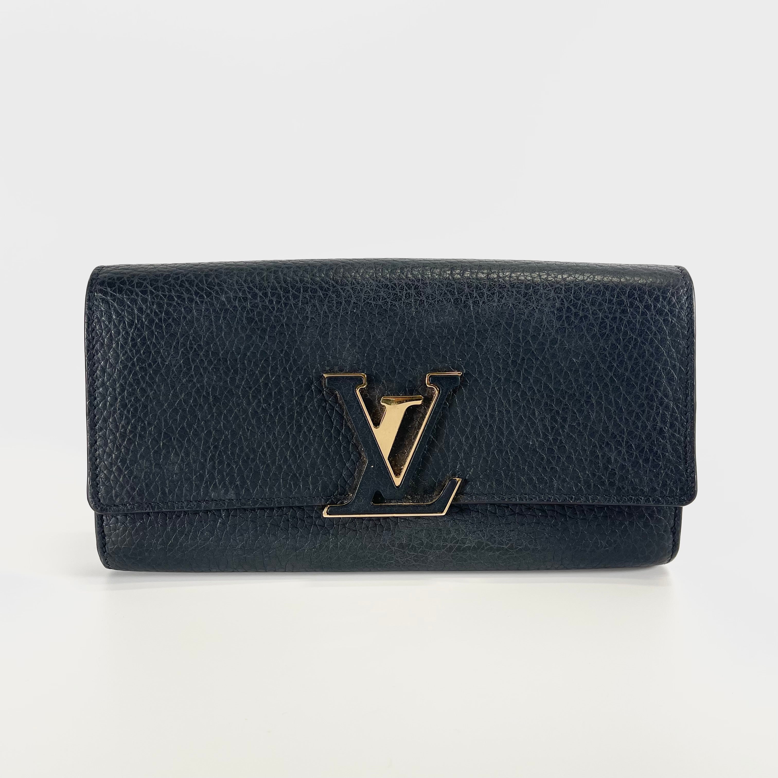 2605 secondhand LV Portefeuille Capucines initial