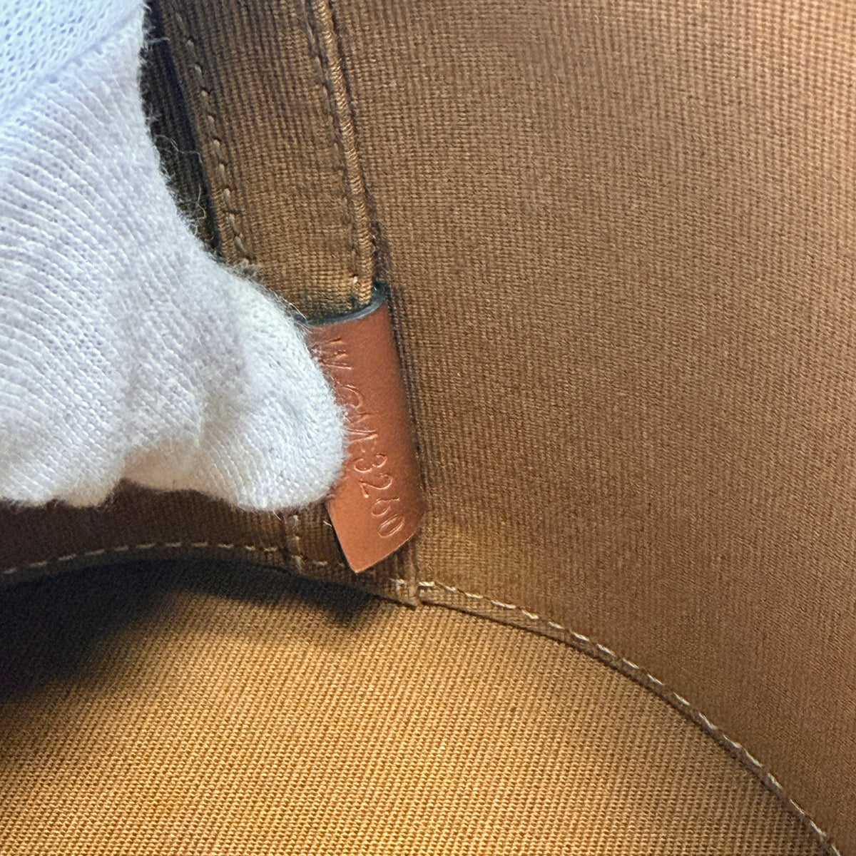 2607 secondhand CELINE Shoulder bag / Crossbody Bag Tambour