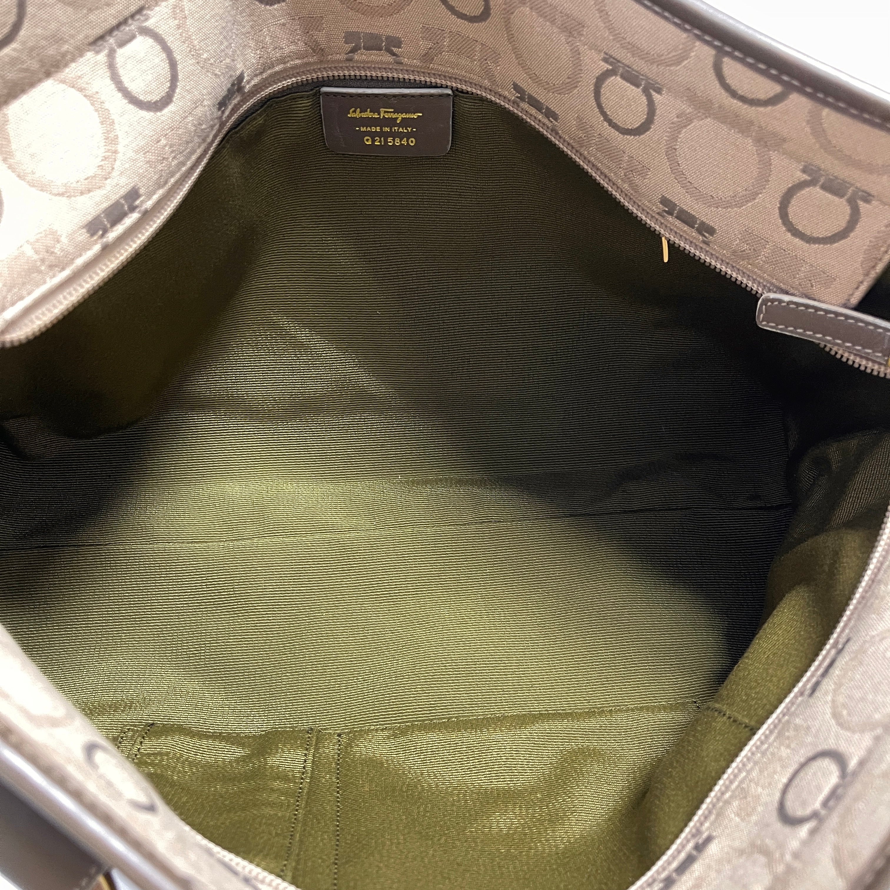 2605 secondhand Ferragamo Gancini hand bag