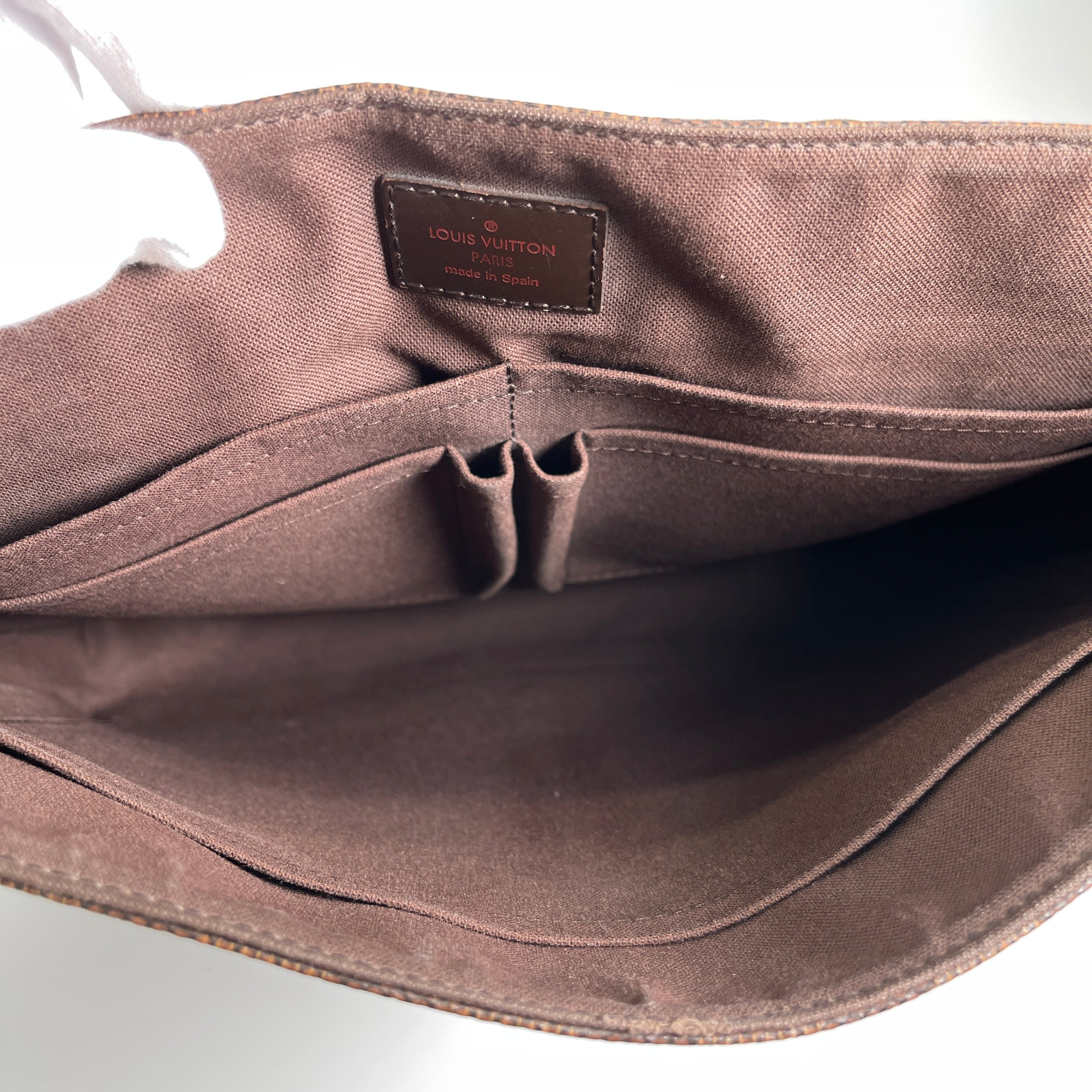 2604 secondhand LV Shoulder bag / Crossbody Bag District