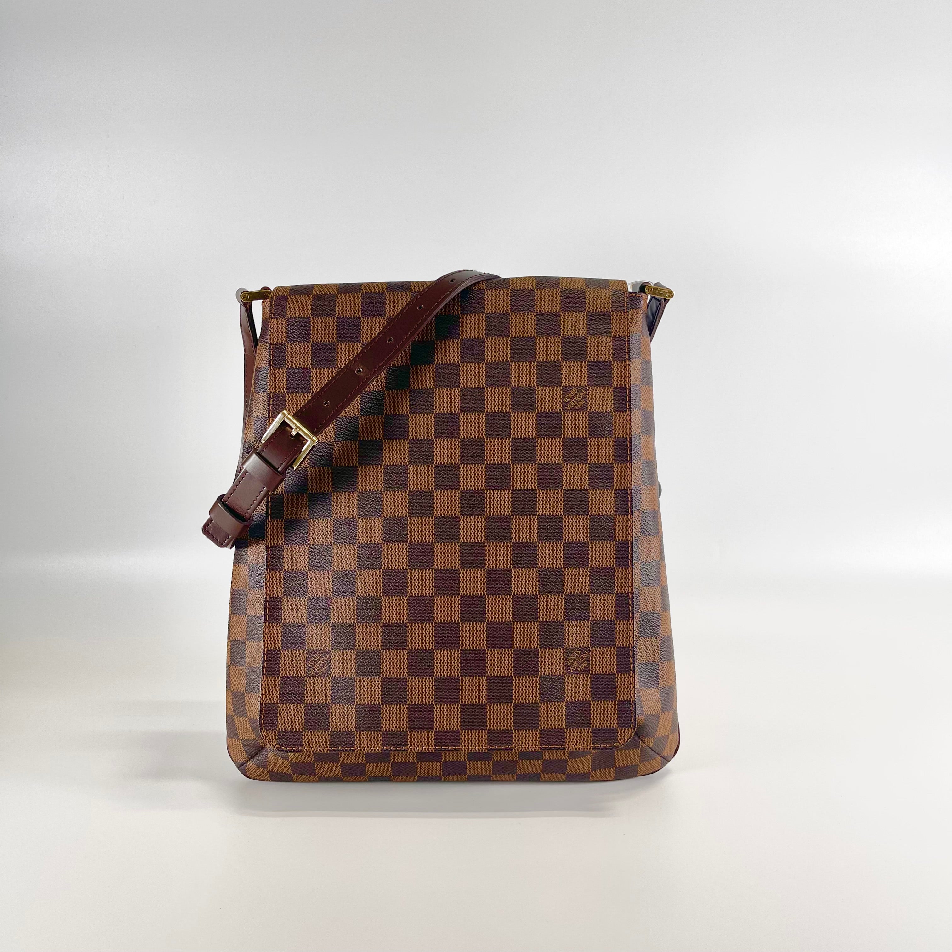 2602 secondhand LV Damier Musette