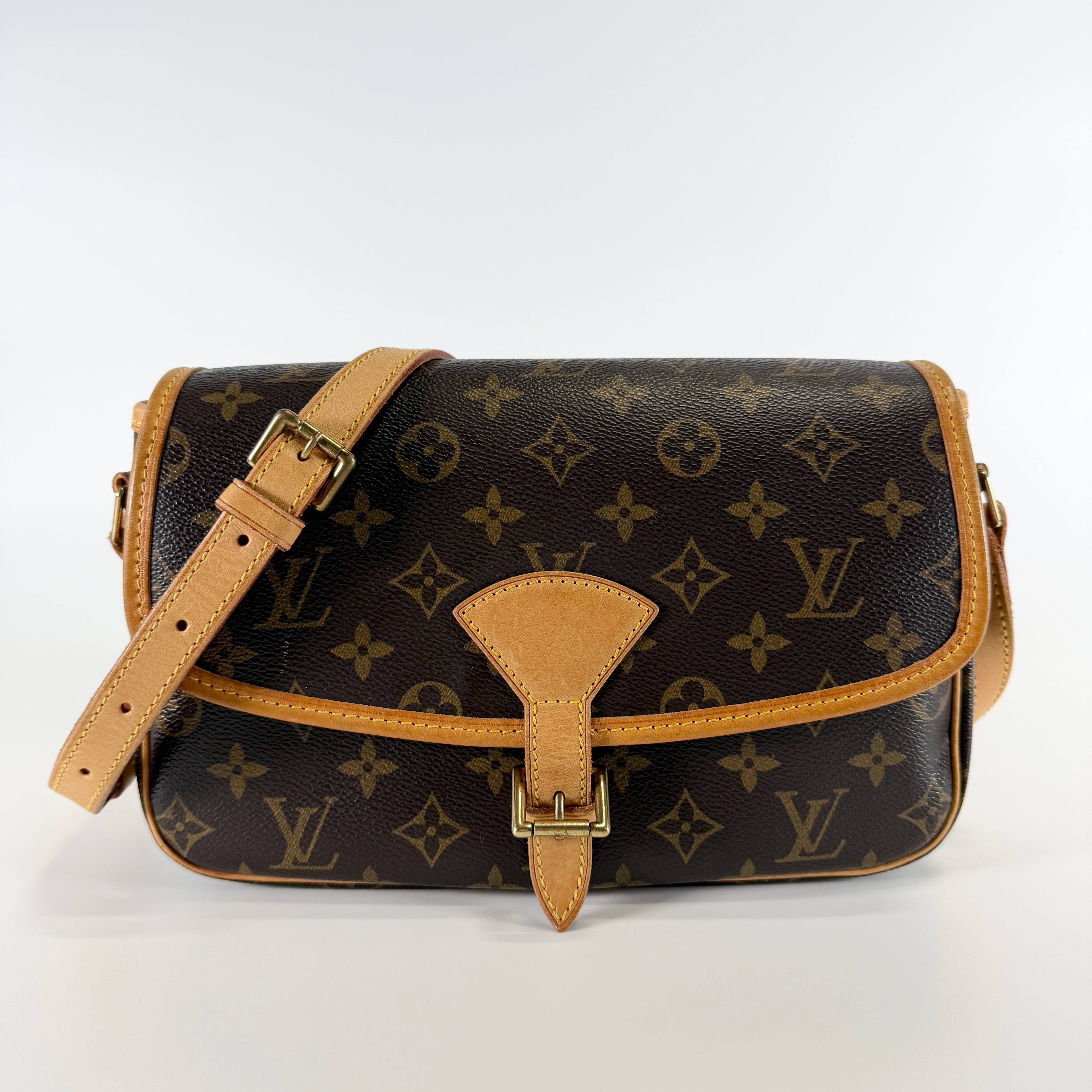 2605 secondhand LV Monogram Sologne