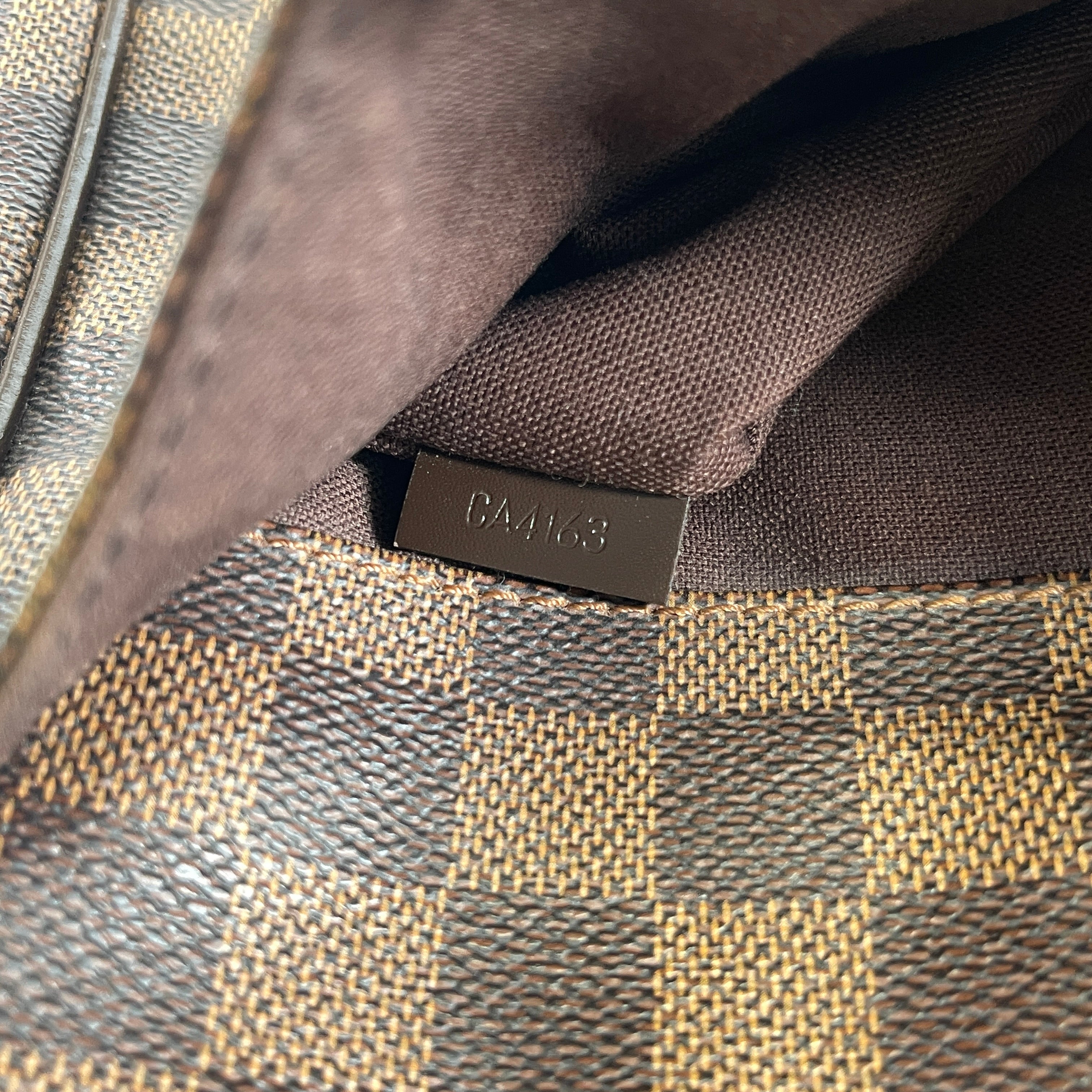 2604 secondhand LV Shoulder bag / Crossbody Bag District