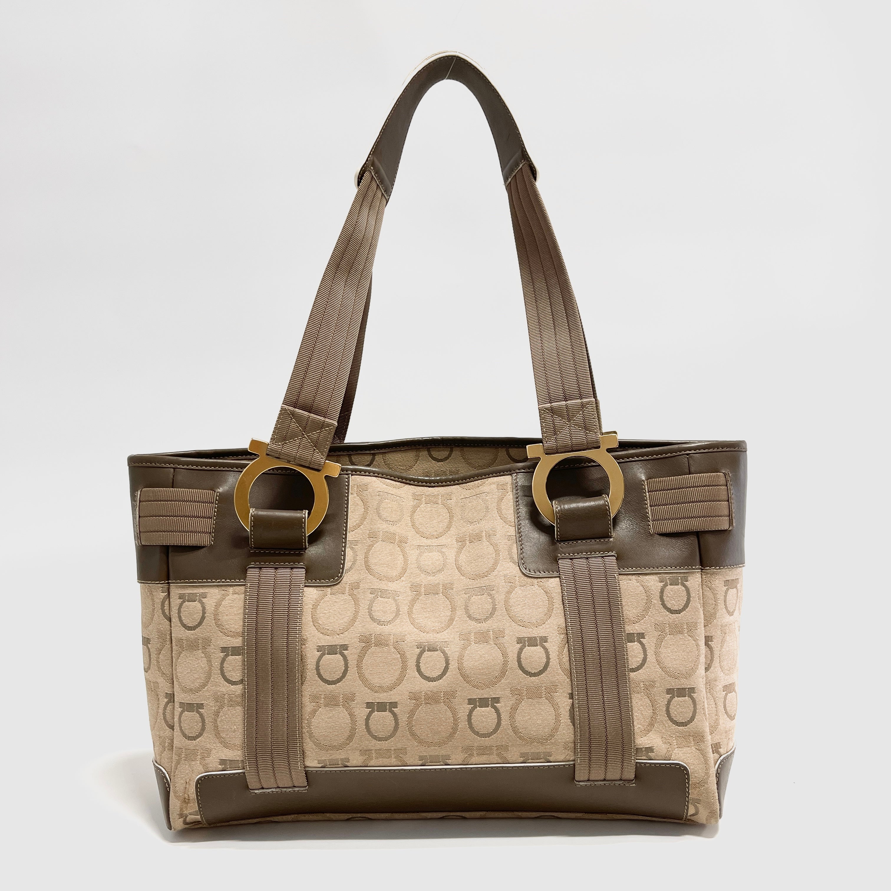2605 secondhand Ferragamo Gancini hand bag