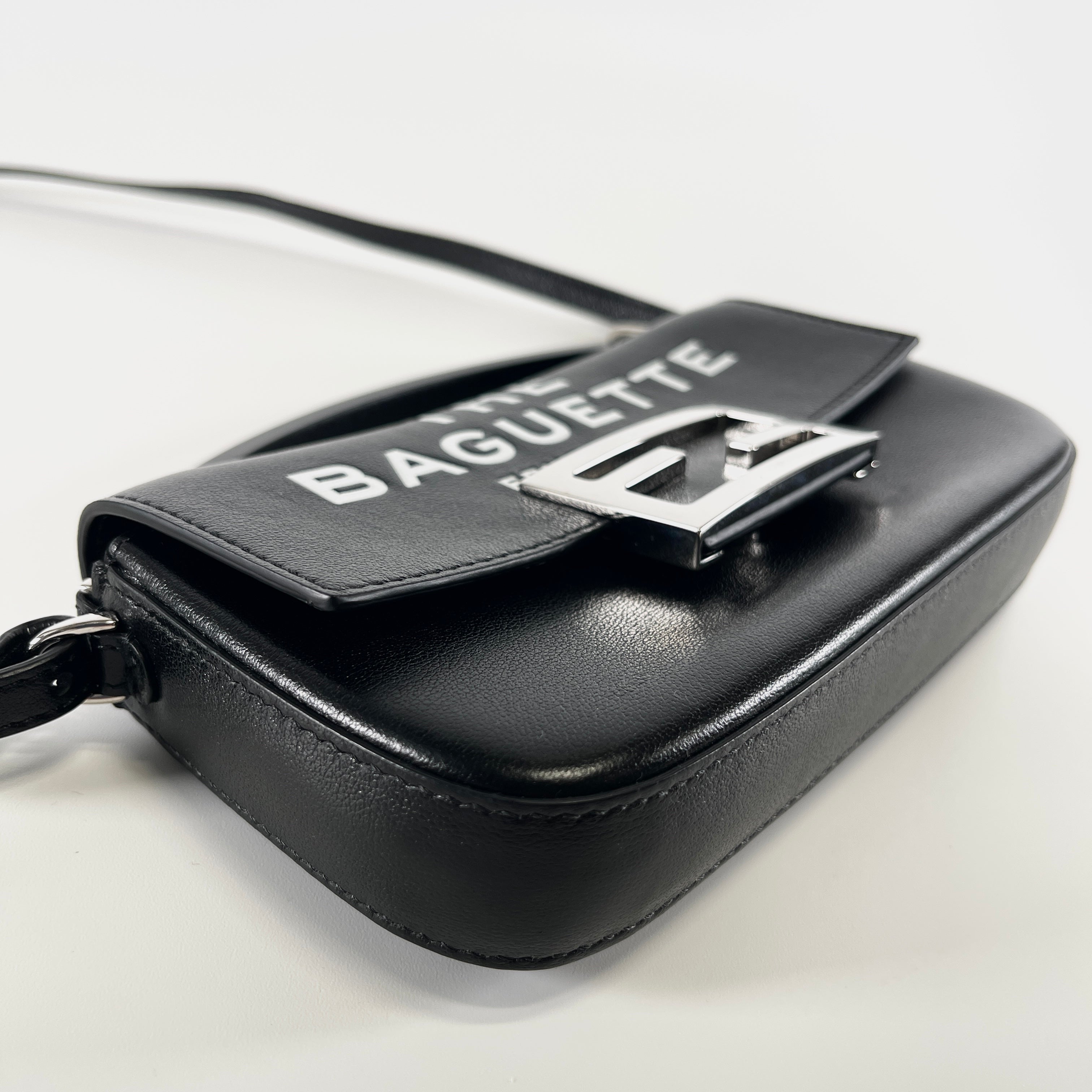 2606 secondhand FENDI shoulder black