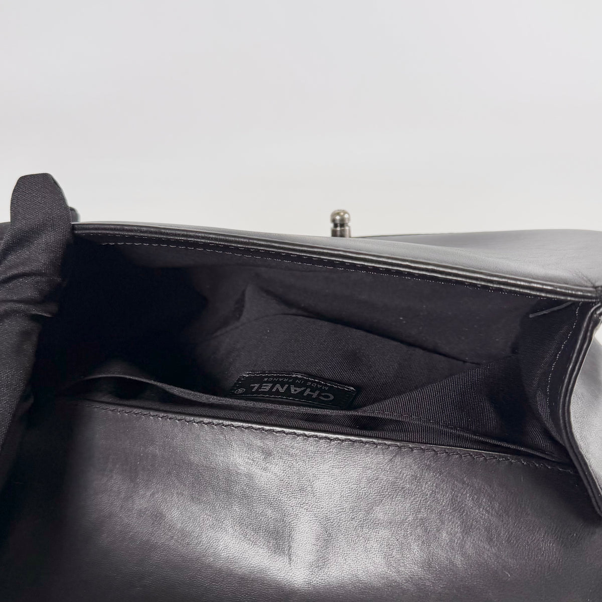 2608 secondhand CHANEL Boy 25 lambskin Chain Shoulder Bag black gun metallic metal fittings 18199525 18 A67086