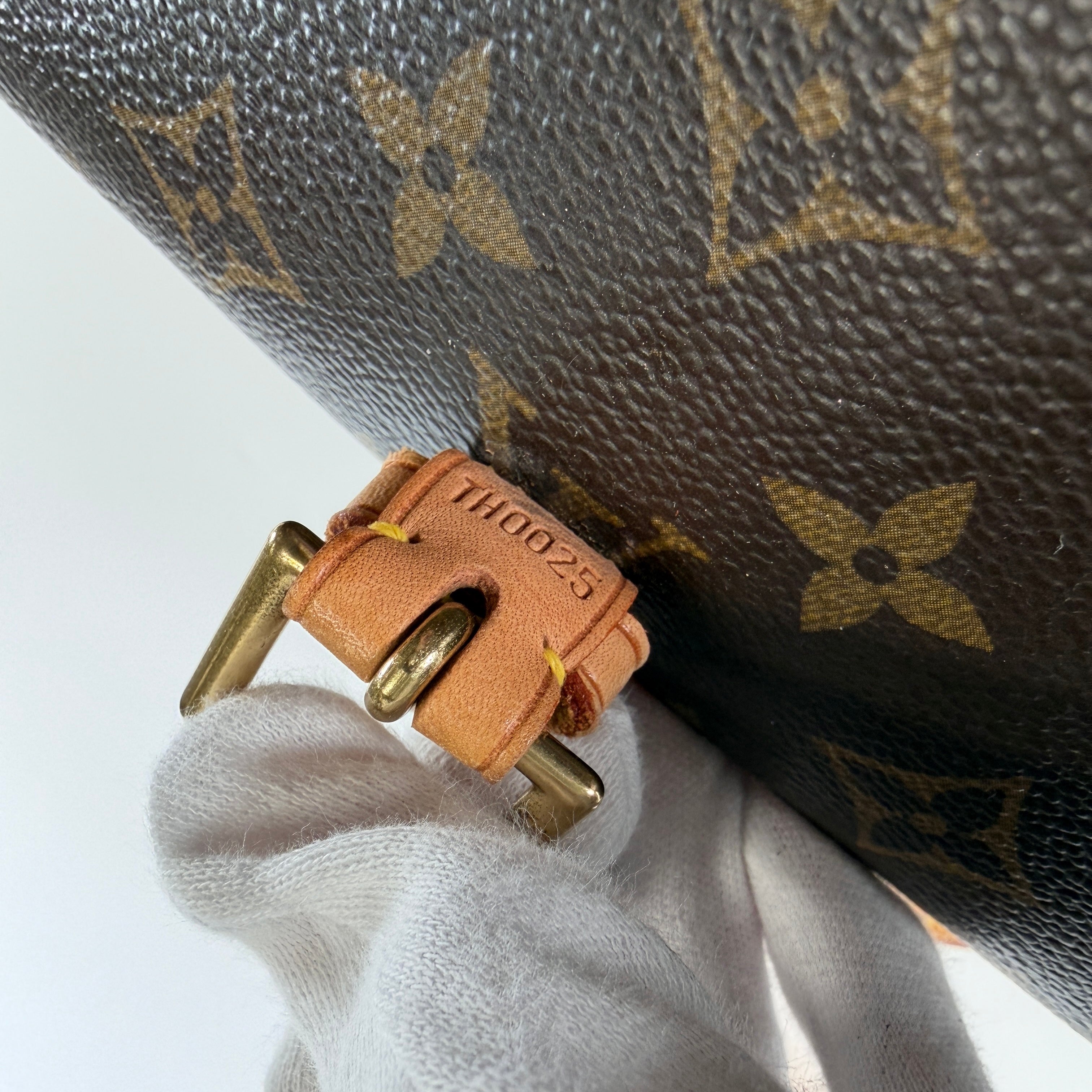 2605 secondhand LV Monogram Sologne