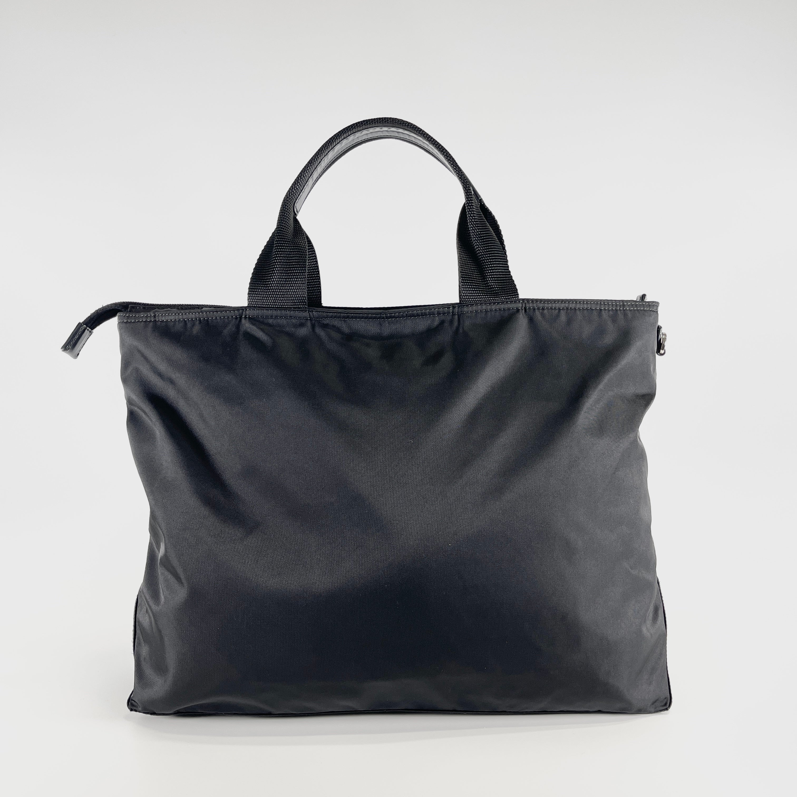 2604 secondhand PRADA hand bag ? logo plate nylon black