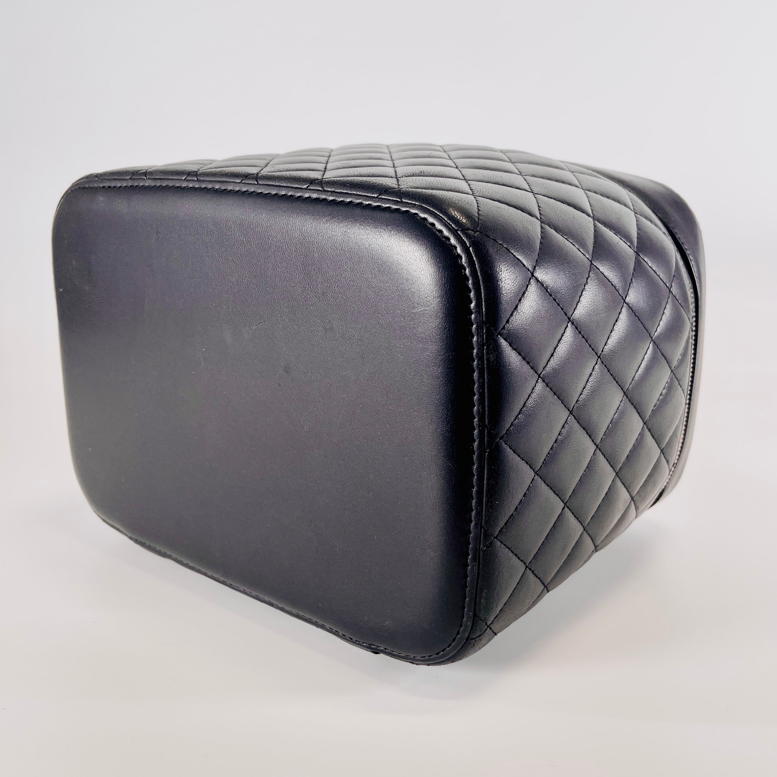 2603 secondhand CHANEL Matelasse Rum Vanity black 22