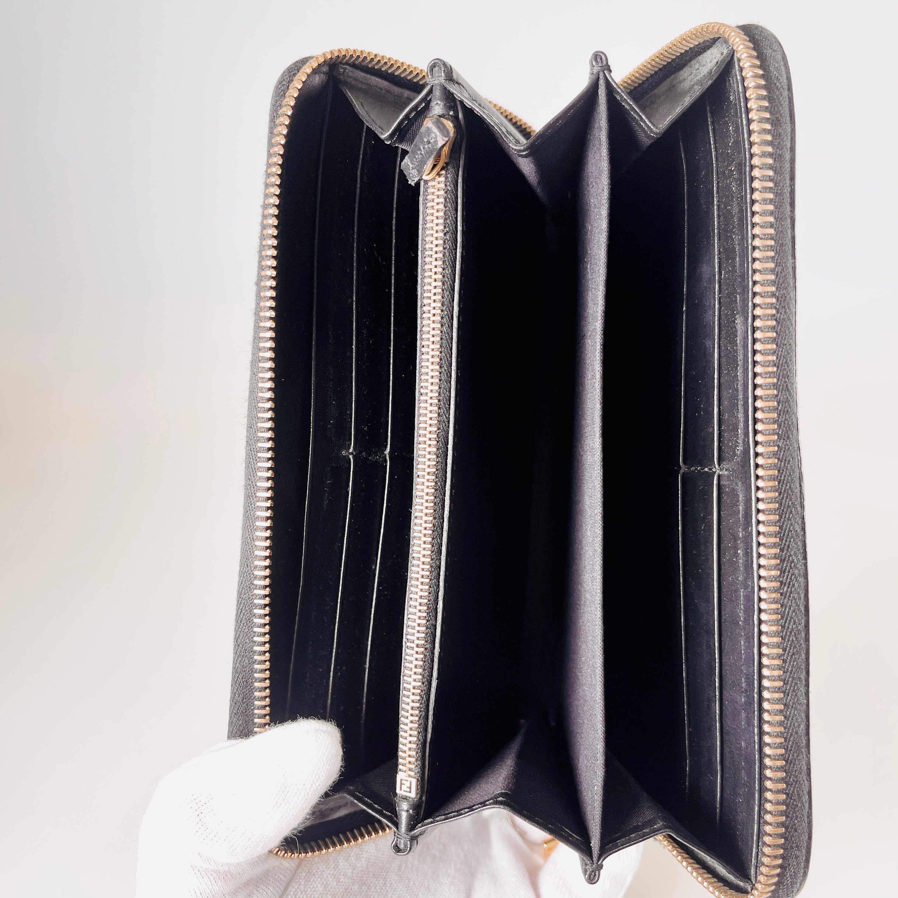 2604 secondhand FENDI Wallet leather round fastener Long wallet black