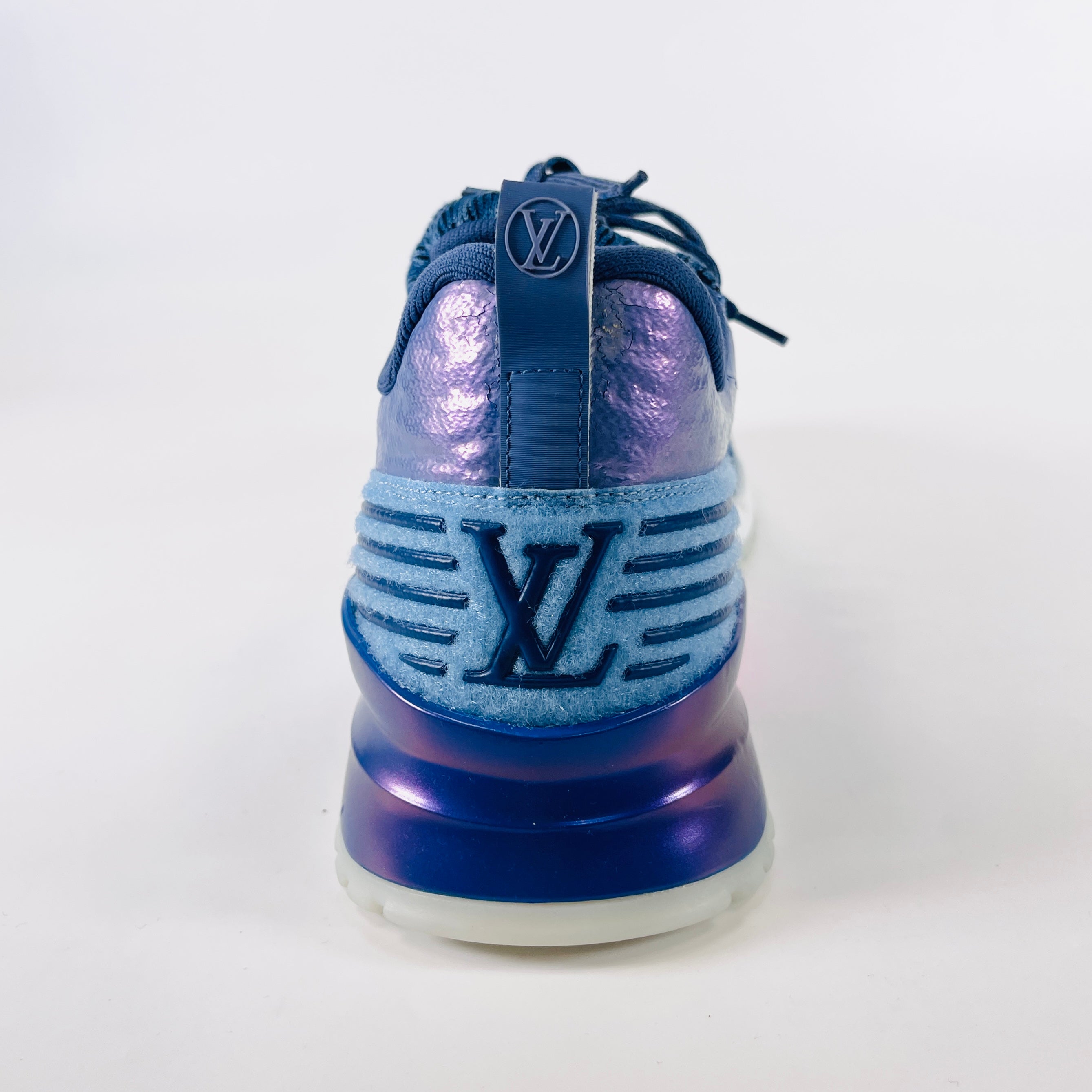 2604 secondhand LV sneakers