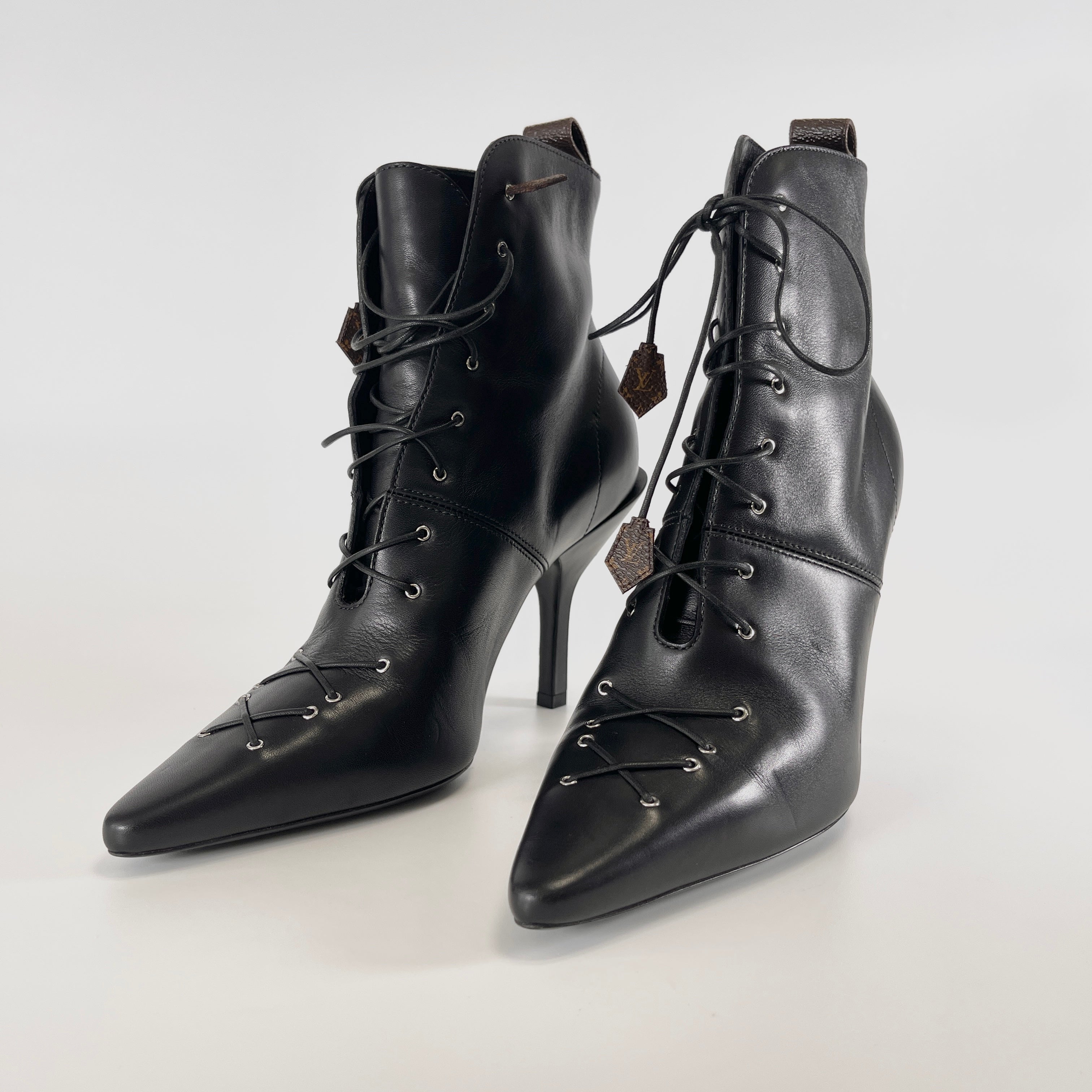 2604 secondhand LV race up heel boots