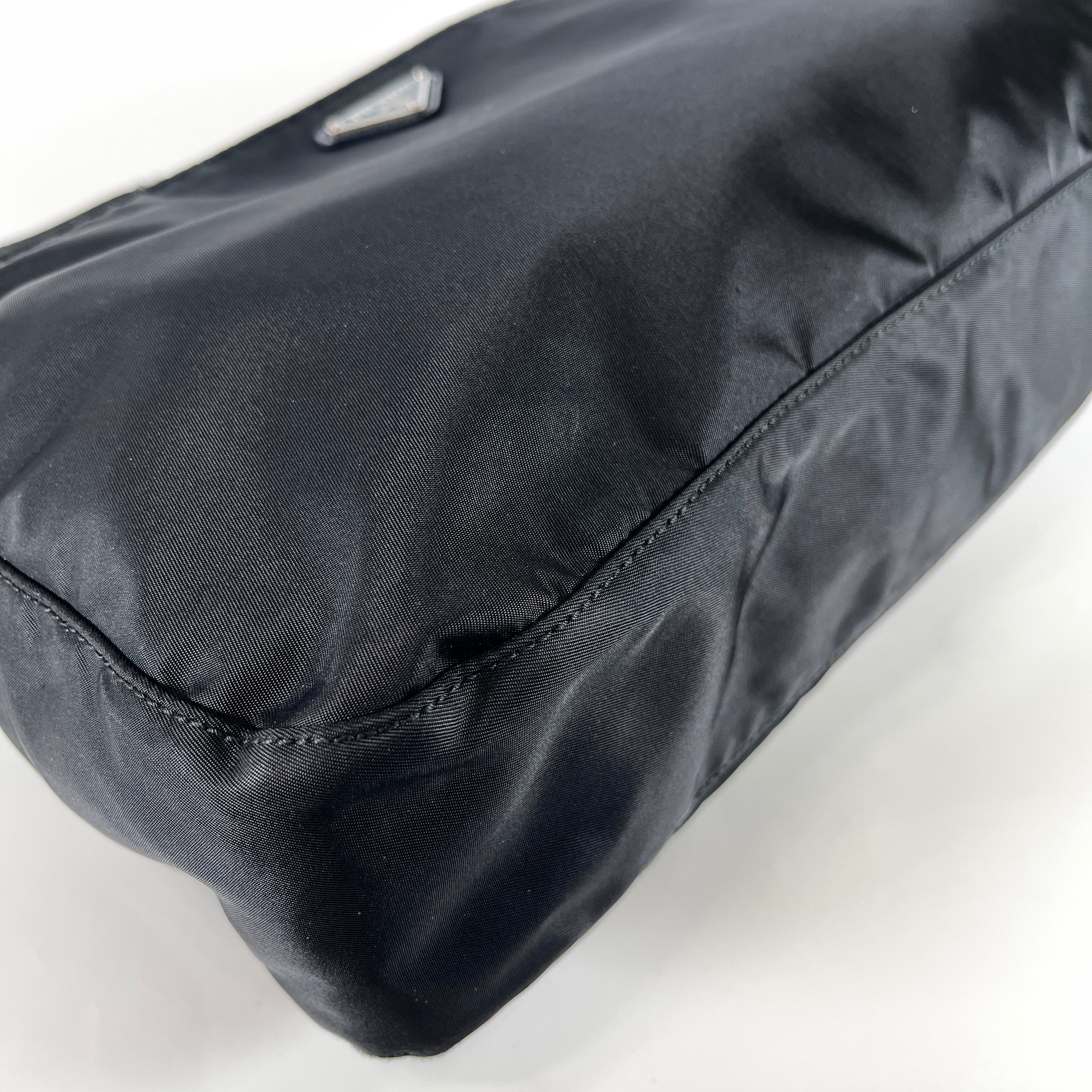 2604 secondhand PRADA shoulder