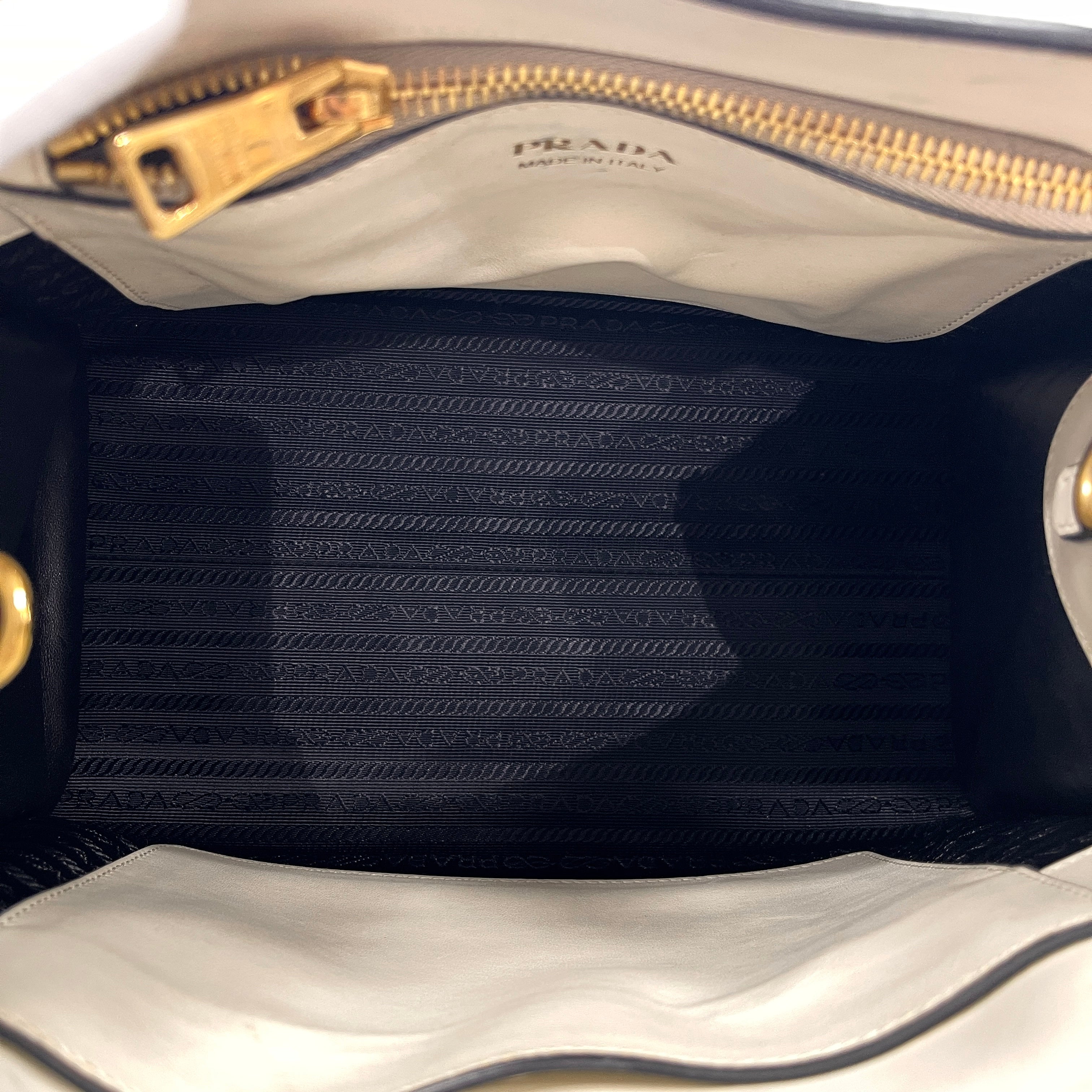 2604 secondhand PRADA Saffiano hand bag