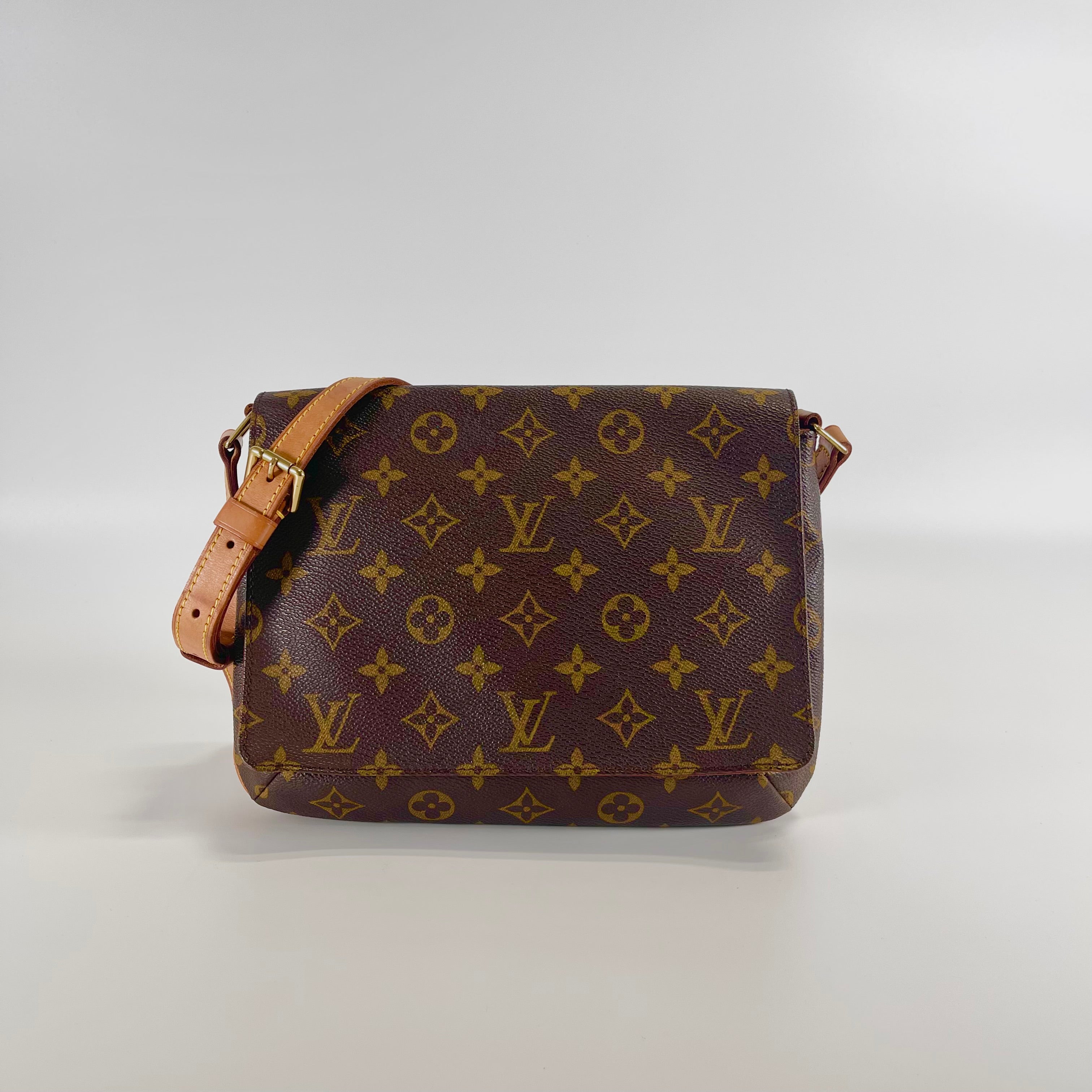 2602 secondhand LV Monogram Musette Tango short
