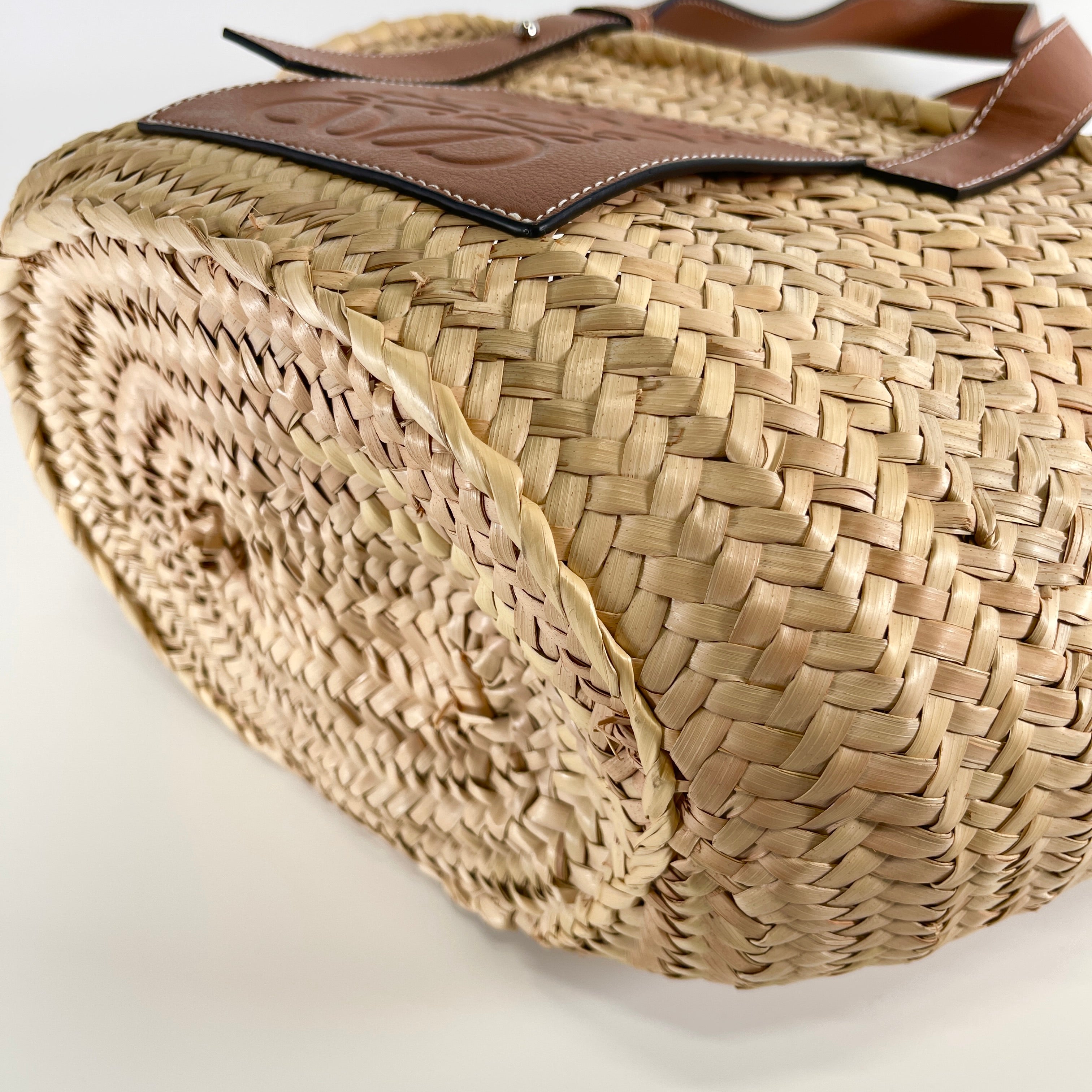 2605 secondhand LOEWE Large Basket raffia x leather basket bag beige Brown